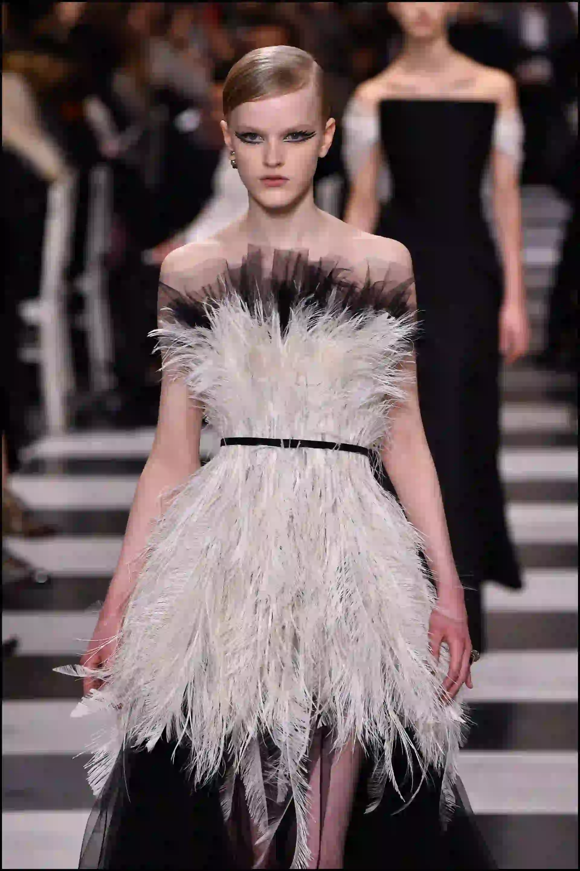 Vestido strapless con tejidos exclusivos: seda, tul, organza, plumeti, gasas semi-transparentes, pedrería y plumas.