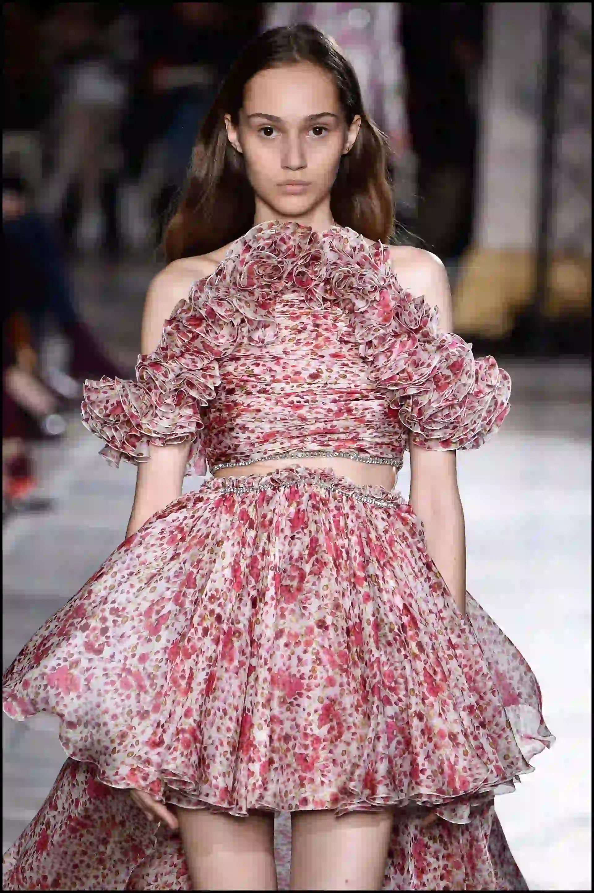 Vestidos estampados más cortos adelante y largos por detrás con hombros al descubierto.