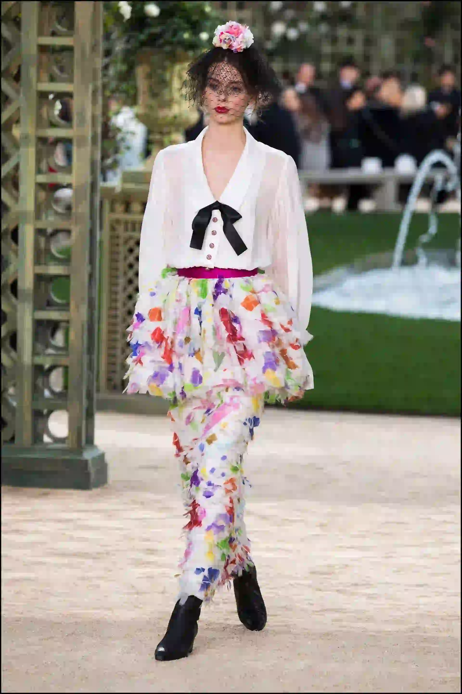 Faldas estampadas que incluían otra falda más cota encima se combinaron con delicadas blusas.