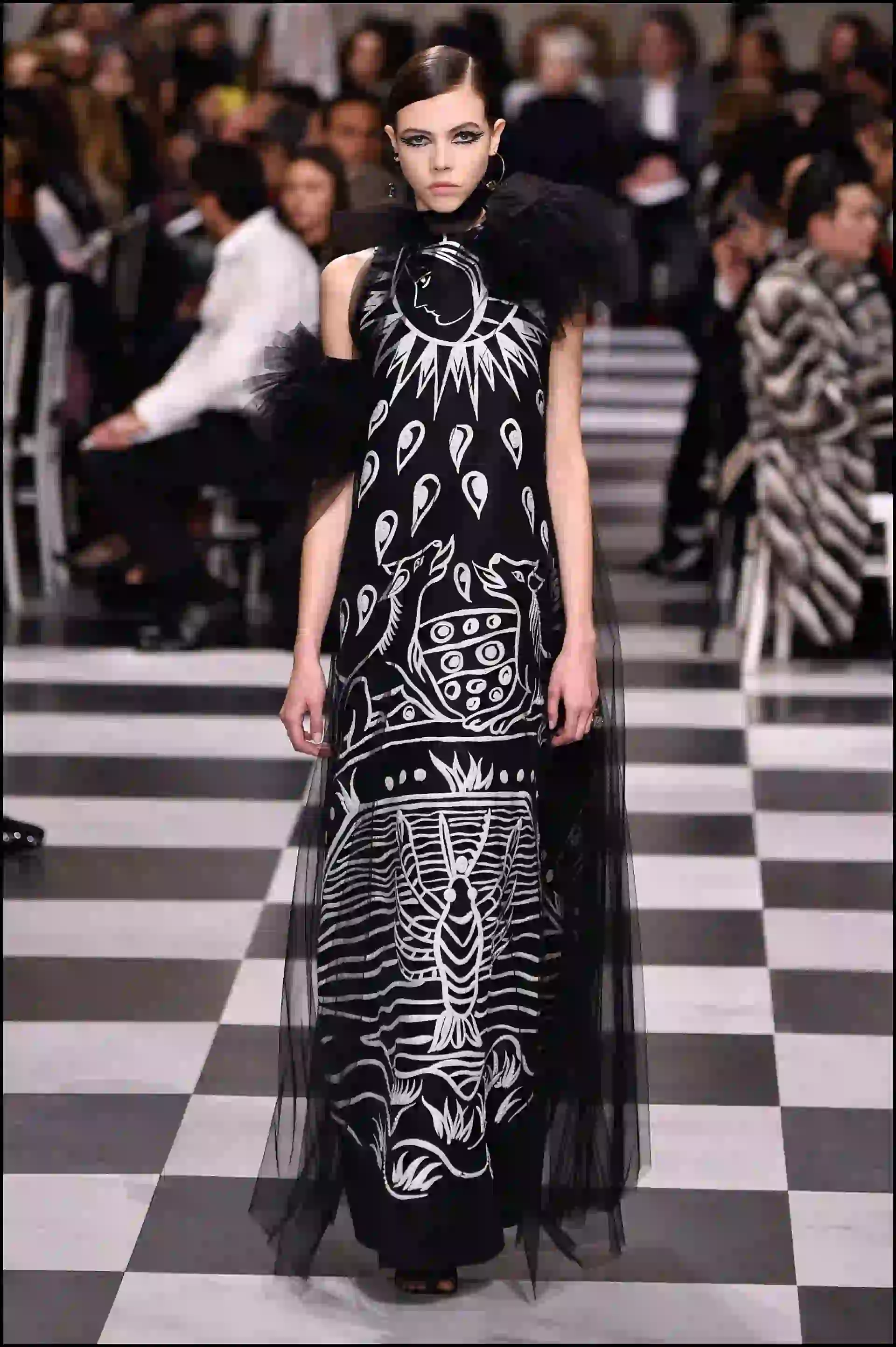 Vestido largo negro con estampado blanco que hace referencia al tarot y la astrología.