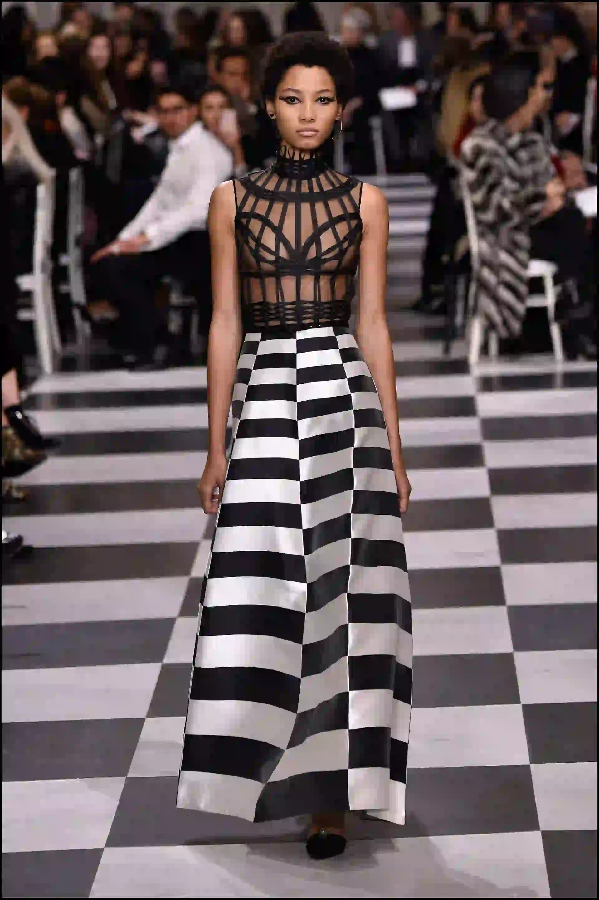 La colección de Dior fue arquitectónica y moderna, y se inspiró en Leonor Fini, artista surrealista argentina.