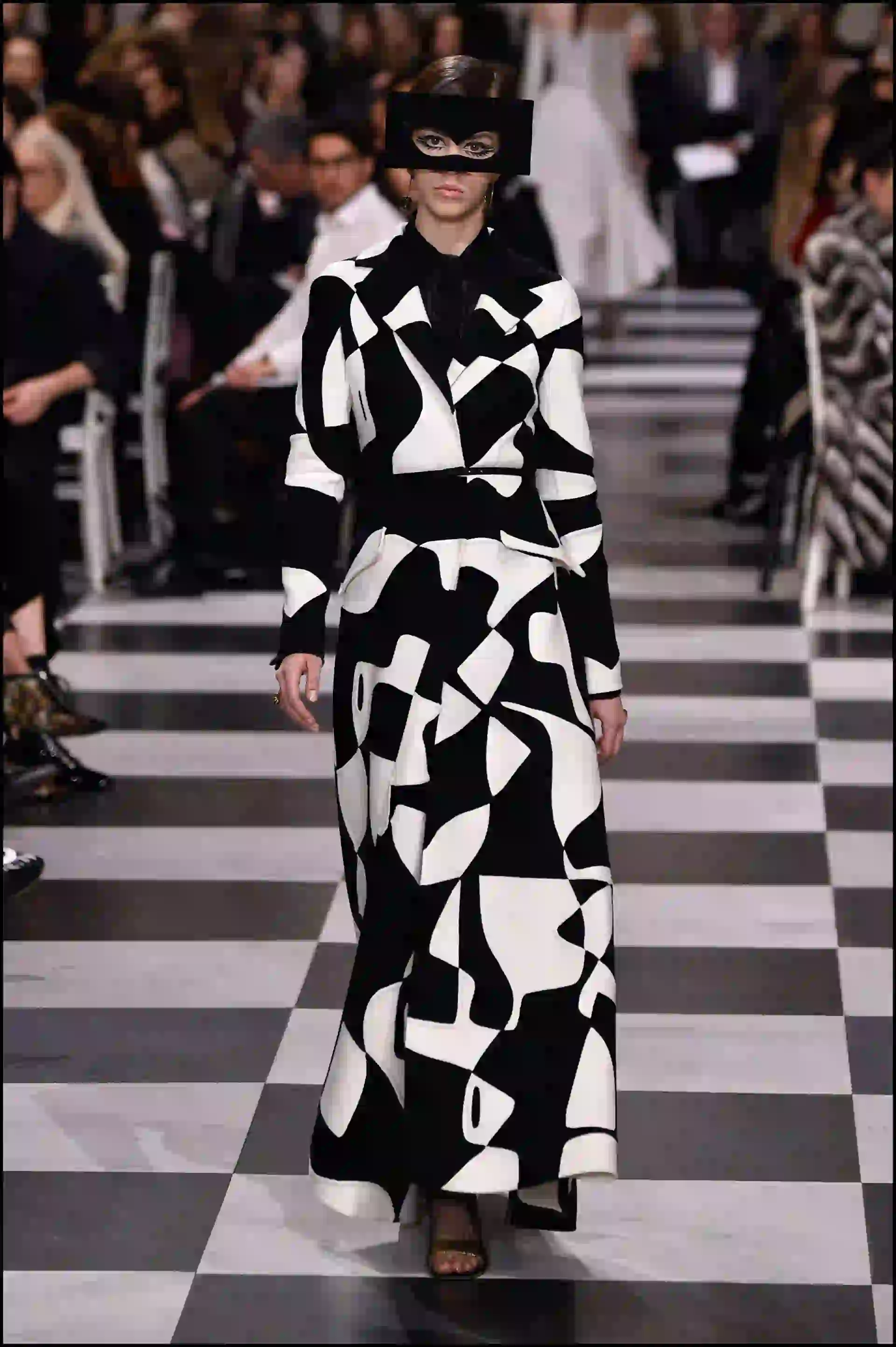 En diseños en blanco y negro, llamaron la atención las gafas realizadas en tul que tapaban medio rostro.