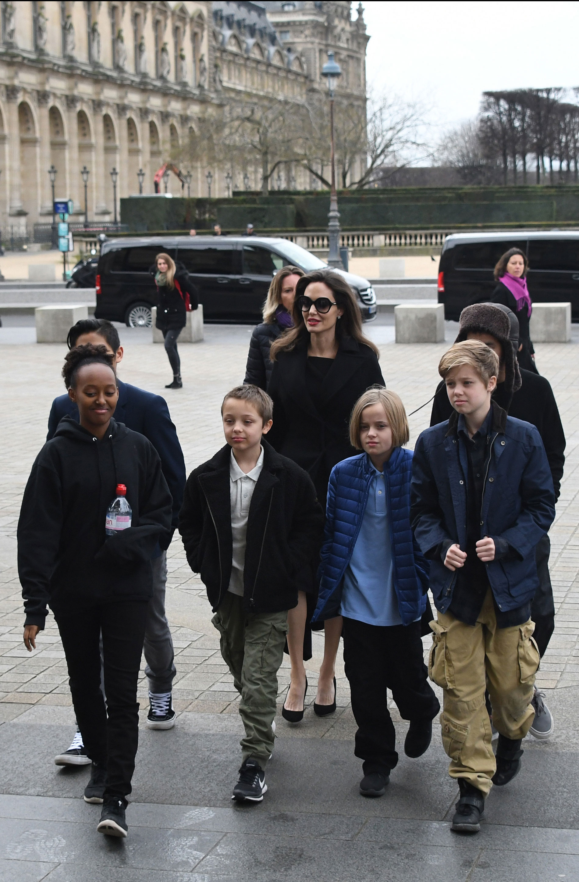 Camino al Louvre con sus seis hijos. 