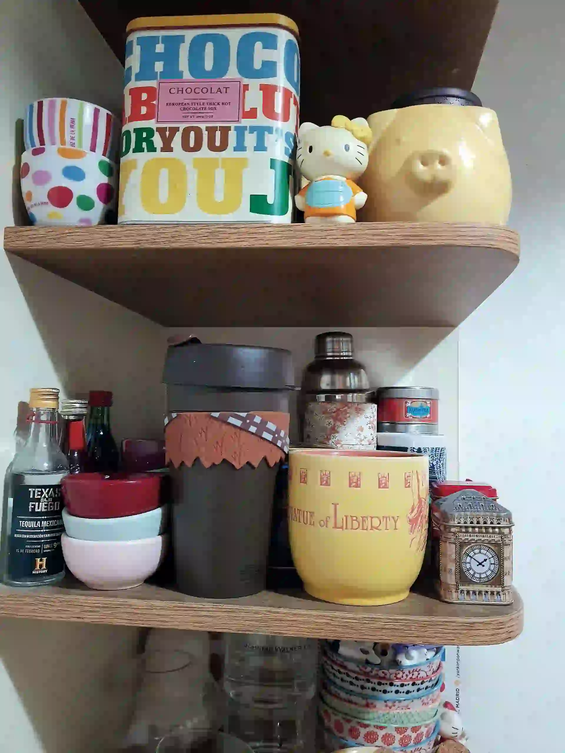 Abarrotado y todo, de una taza, una conversación, un recuerdo puede salir una idea. Cada cual se maneja a su manera.