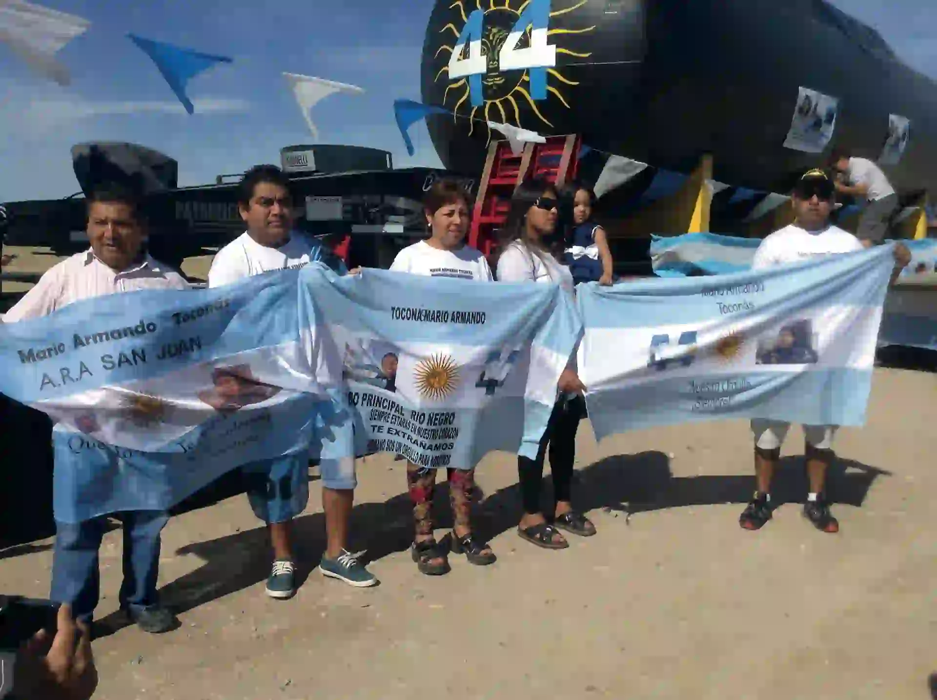 El papá de Mario, Irineo Toconás, junto a sus hijos Sergio, Alejandra, Rosana y Miguel, ambos policías de Río Negro. En la foto falta César.