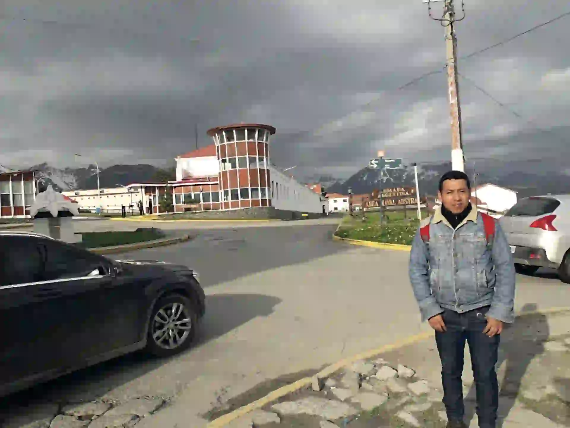 Treinta minutos antes de embarcar Mario compartió con su familia las imágenes de sus días en Ushuaia, donde aprovechó para hacer turismo y disfrutar junto a otros submarinistas, Daniel Alejandro Polo y Aníbal Tolaba. Se los ve felices y entusiasmados.