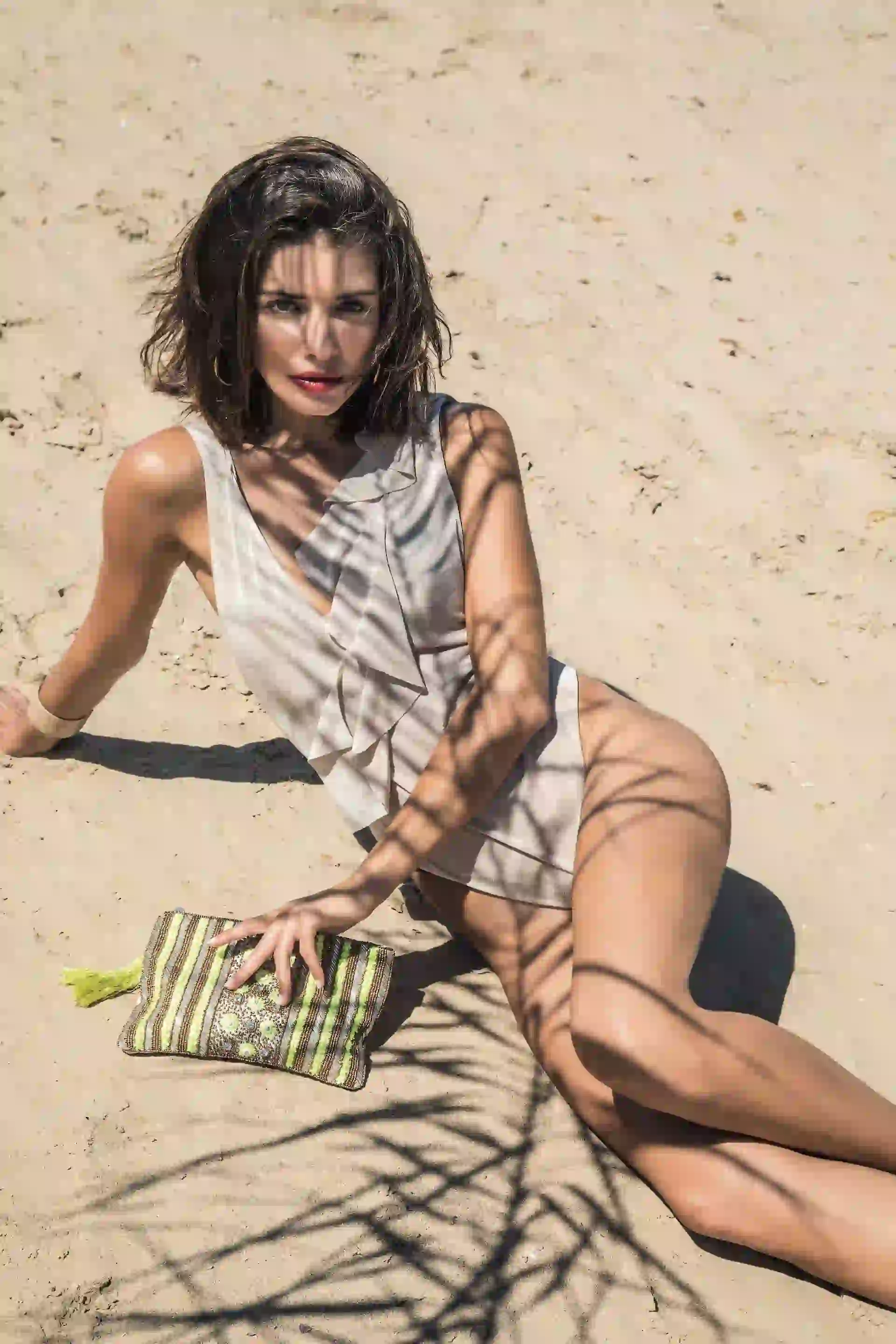 Body con volados ($ 2.200, Allô Martínez), aros ($ 700, Mai Cassal), clutch bordado ($ 528, Var’s) y brazalete ($ 413, Vitamina). Foto: Fernando Venegas/ Para Ti