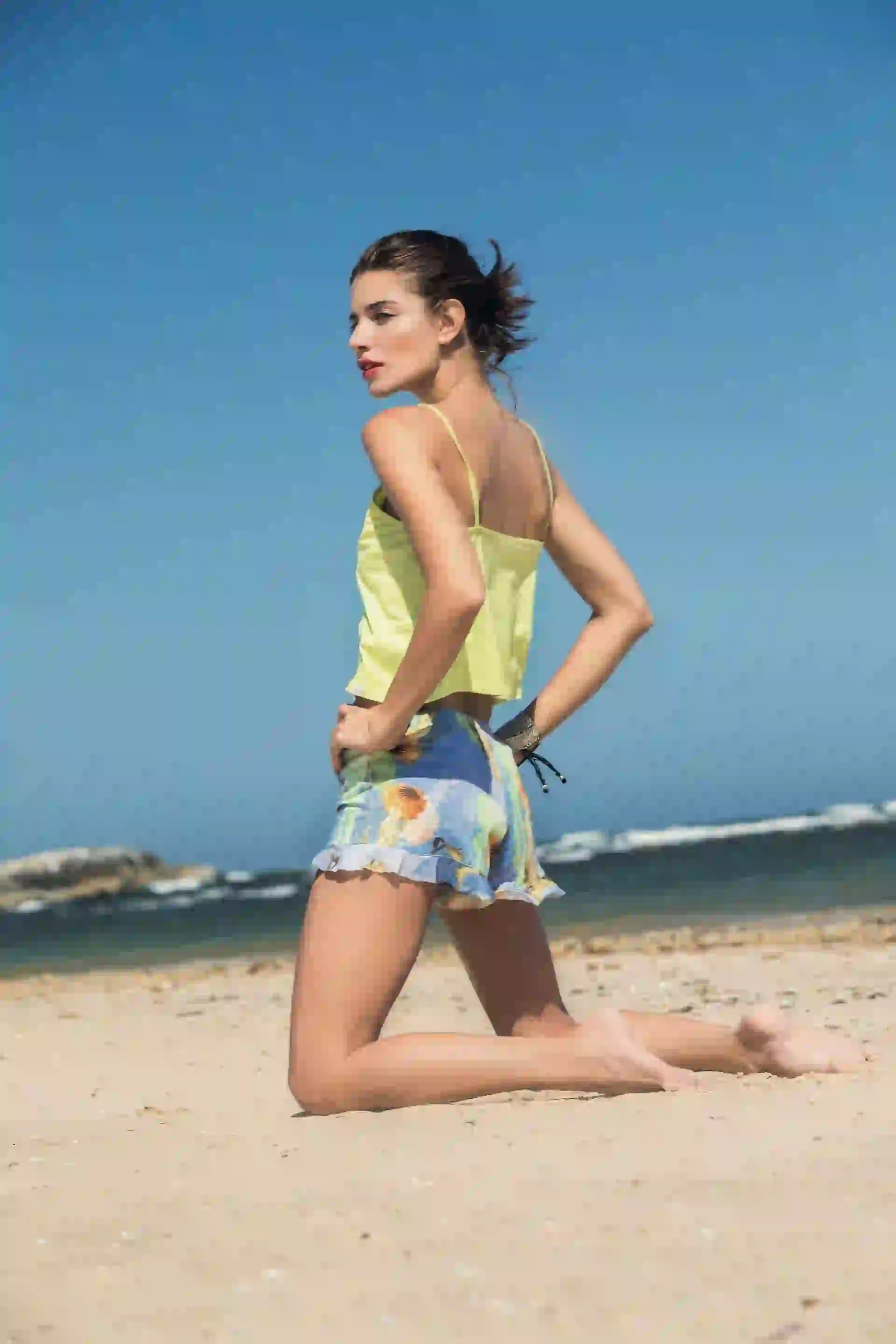 Top de algodón ($ 325, Koxis) y minishort estampado ($ 860, Benito Fernández). Foto: Fernando Venegas/ Para Ti