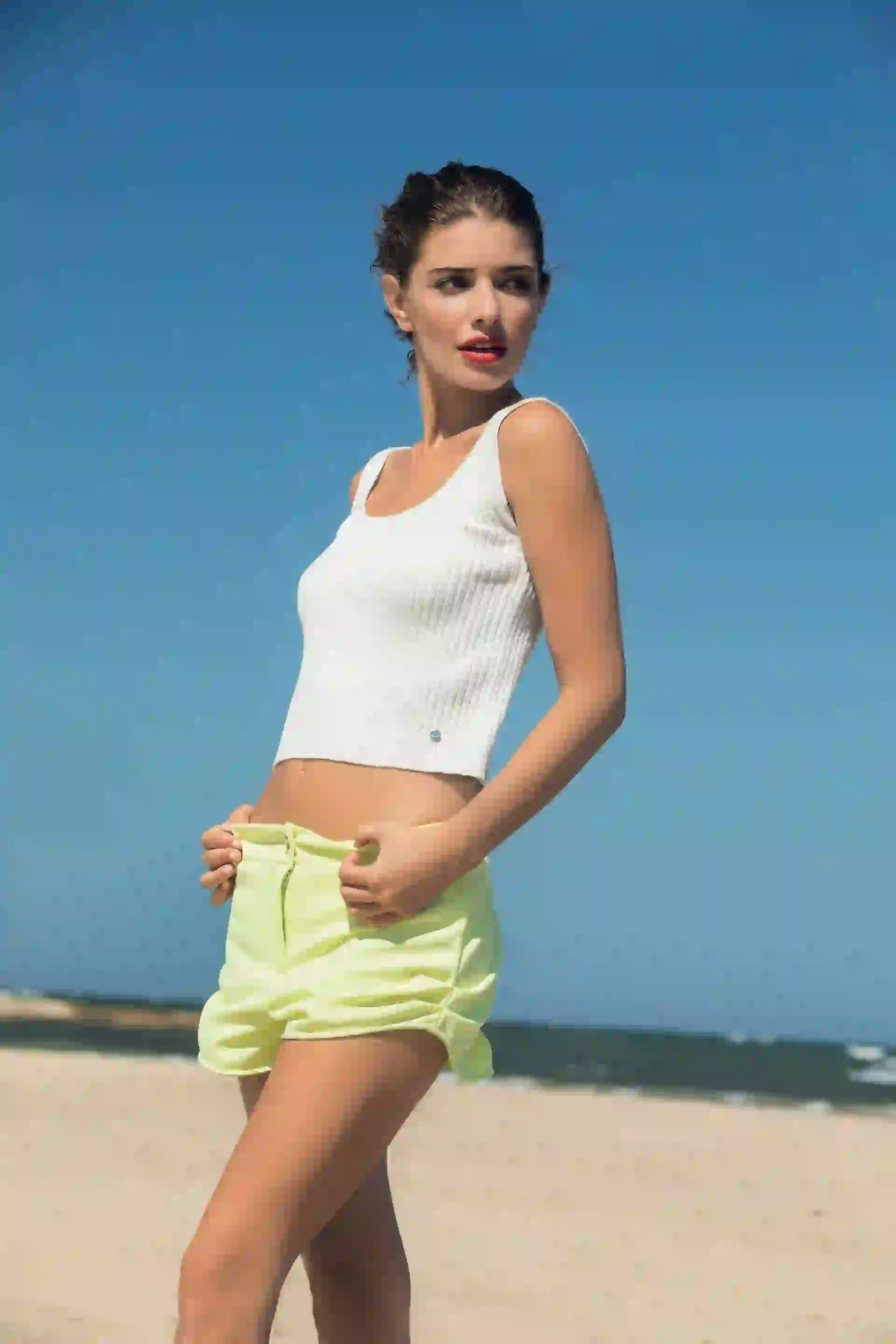 Top tejido con hilos plateados ($ 315, Allô Martínez) y short de color ($ 999, Ríe). Foto: Fernando Venegas/ Para Ti