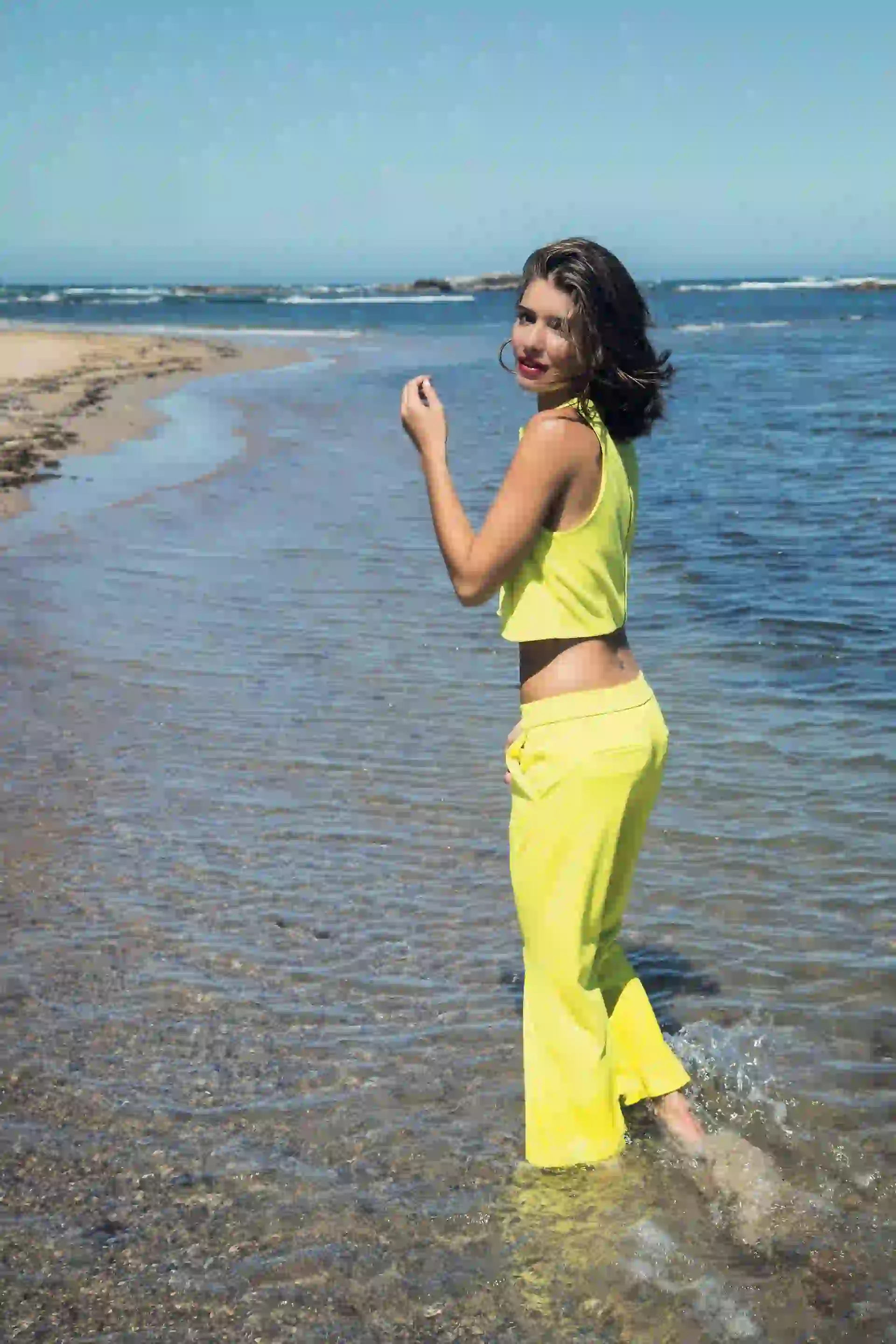 Top y pantalón ($ 1.500 y $ 1.890, Tucci) y aros ($ 700, Mai Cassal). Foto: Fernando Venegas/ Para Ti