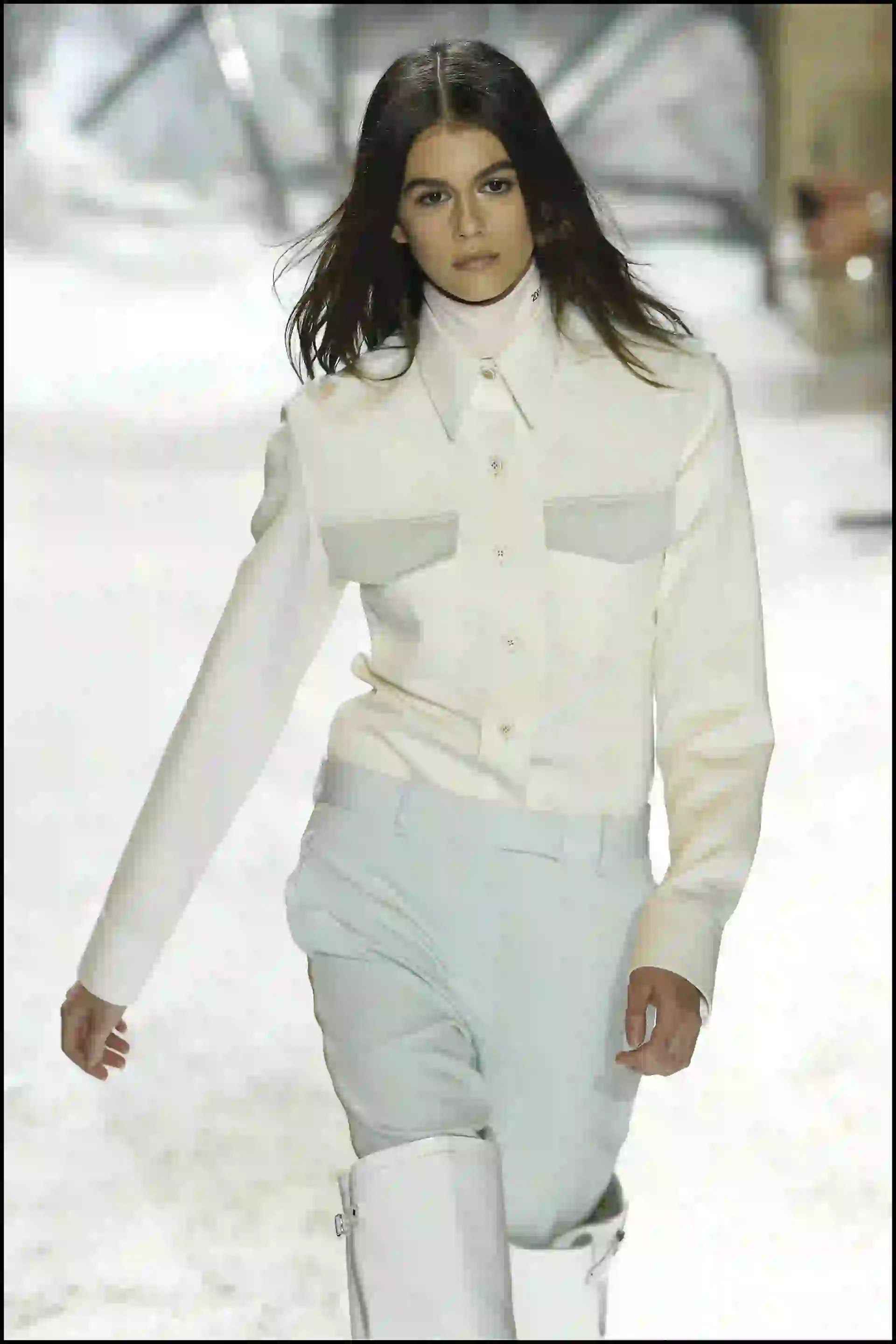 Sobre la pasarela, Kaia Gerber, una de las preferidas de Raf Simons.