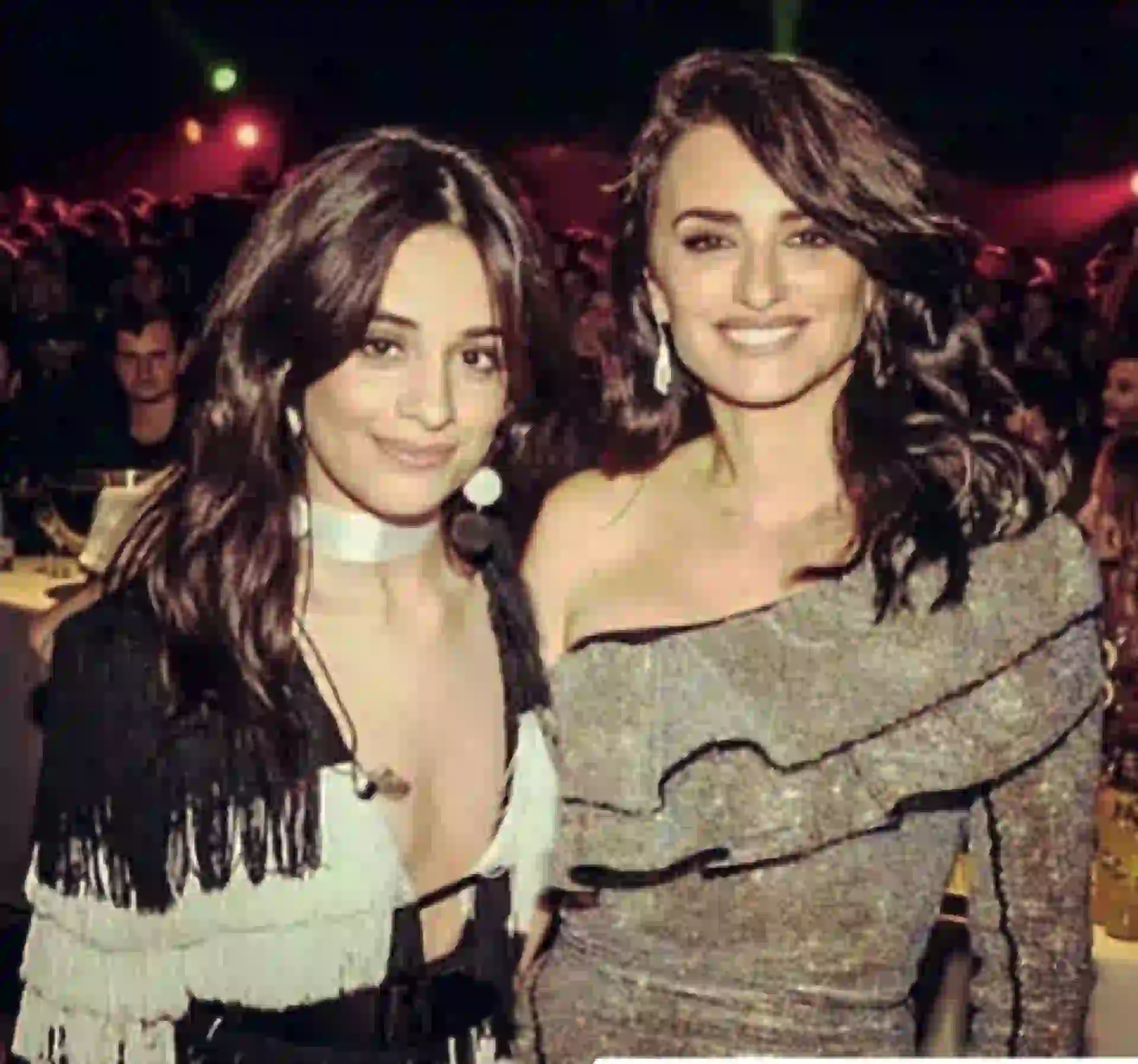 Junto a Penélope Cruz, súper parecida.