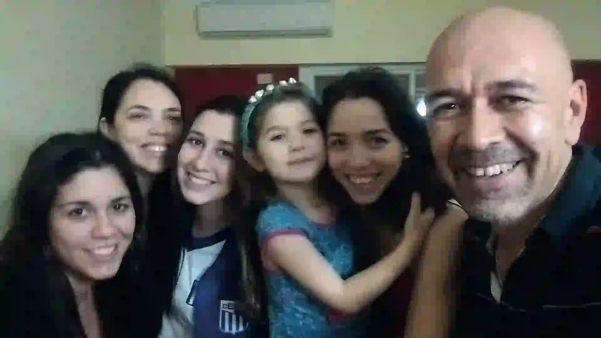 Una de las últimas postales familiares antes de que se la llevaran: con el abuelo César, la madre y las tías.