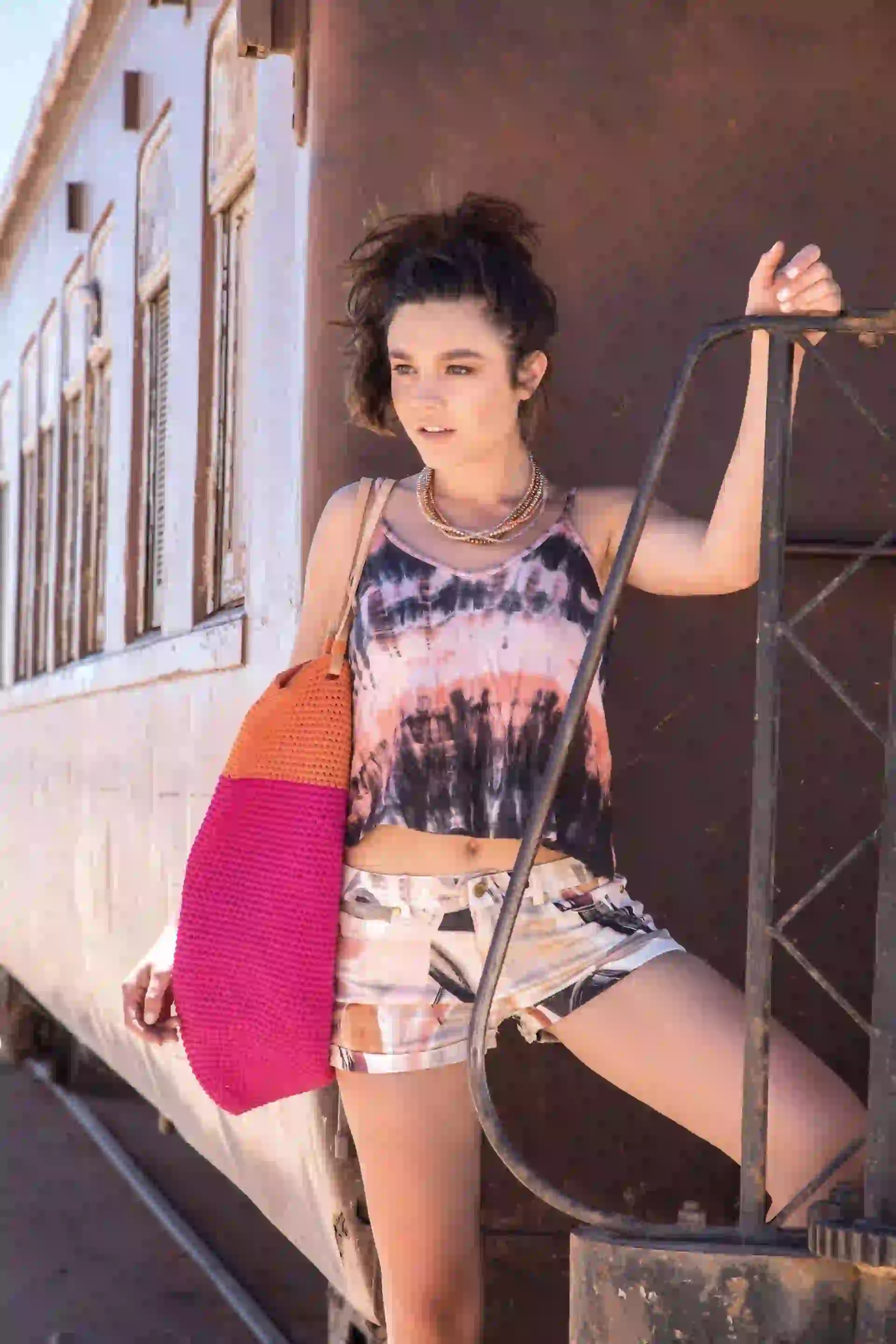 Musculosa con estampa batik ($ 671, La Cofradía), short de jean estampado ($ 1.900, Vitamina), bolso tejido en crochet con manijas de cuero ($ 1.200, Mi Alma Arte) y collar de canutillos ($ 379, India Style). Foto Fernando Venegas/ Para Ti