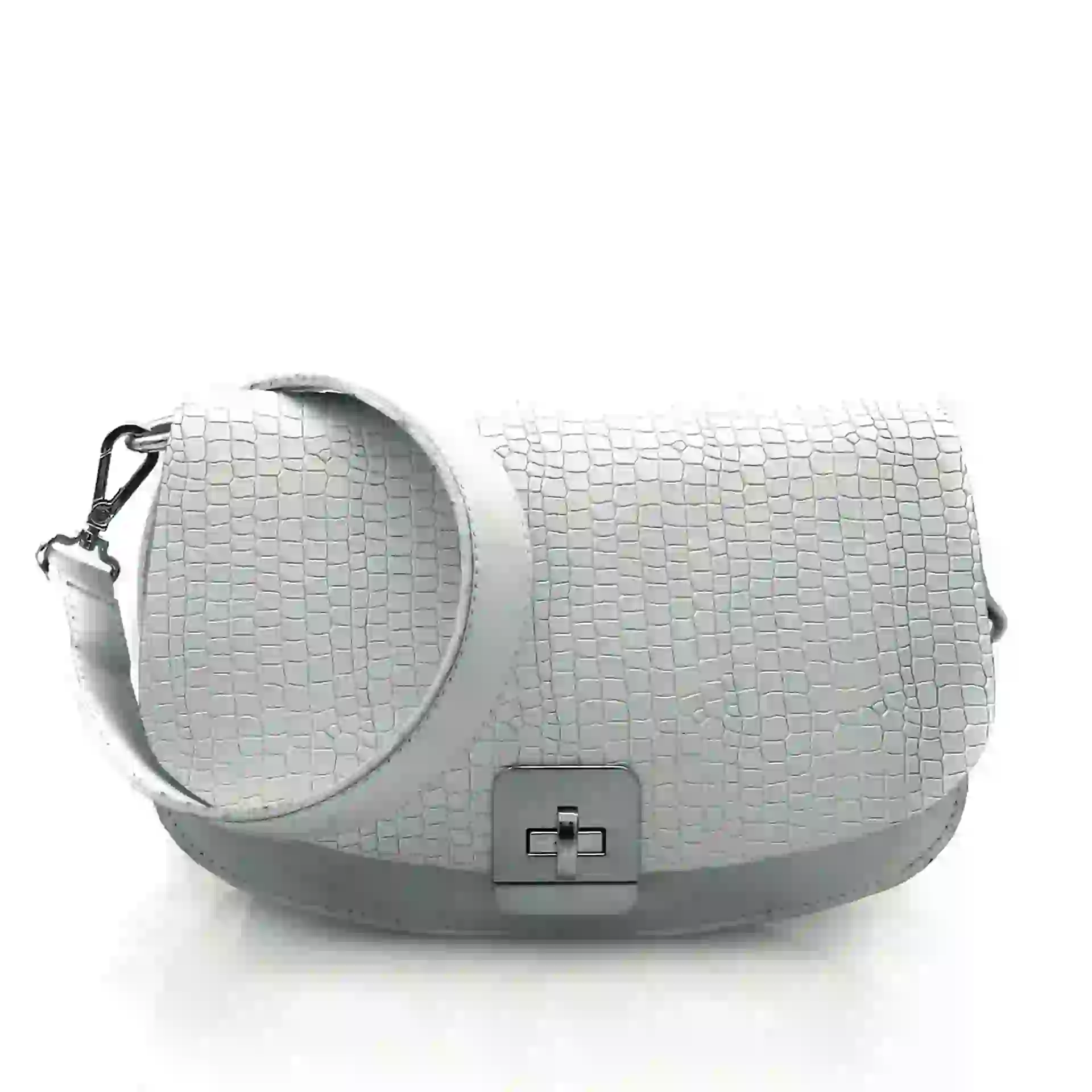 Bandolera de cuero con tapa grabada ($ 1.990, Blaquè).