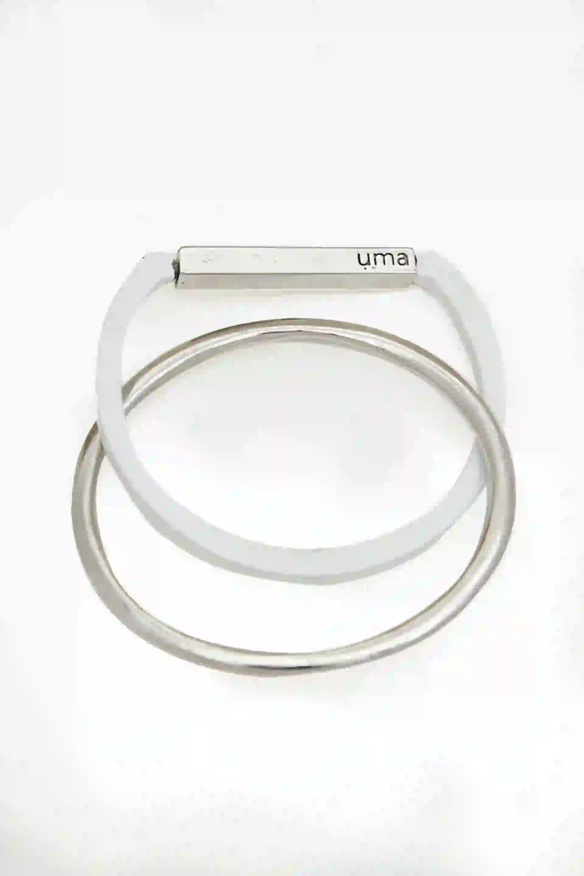 Pulsera de cuero y metal ($ 600, Uma).