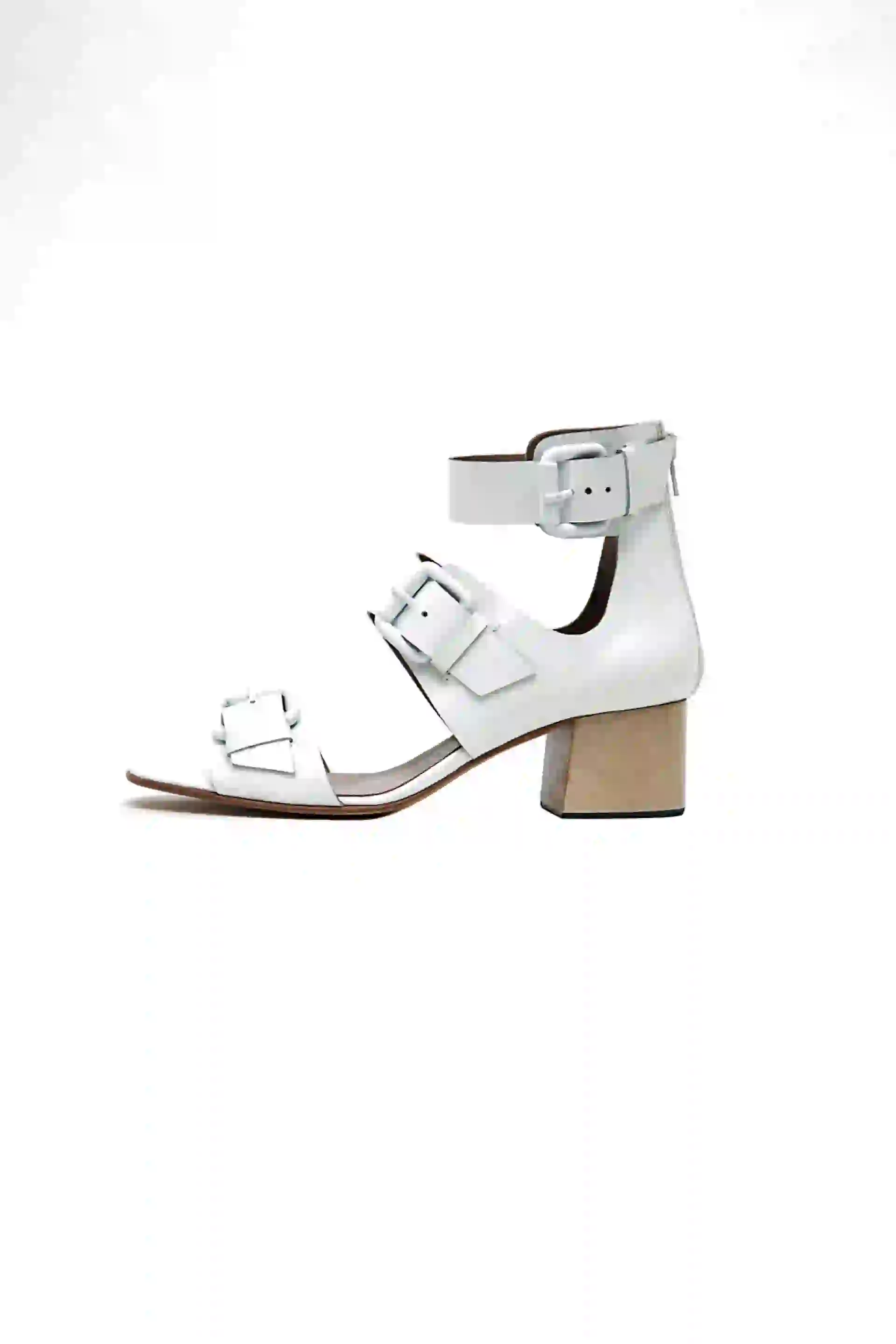 Sandalias de cuero con hebillas ($ 3.280, Mishka).