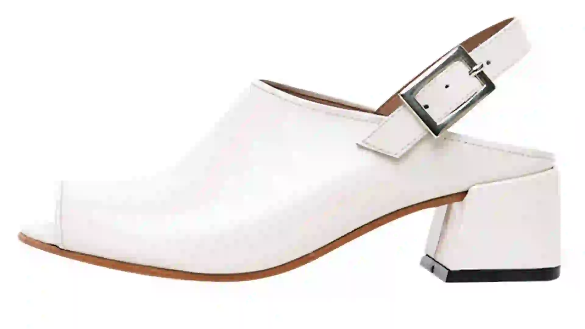 Sandalias de cuero con boca de pez (antes $ 4.780, AHORA $ 3.820, Mishka). 