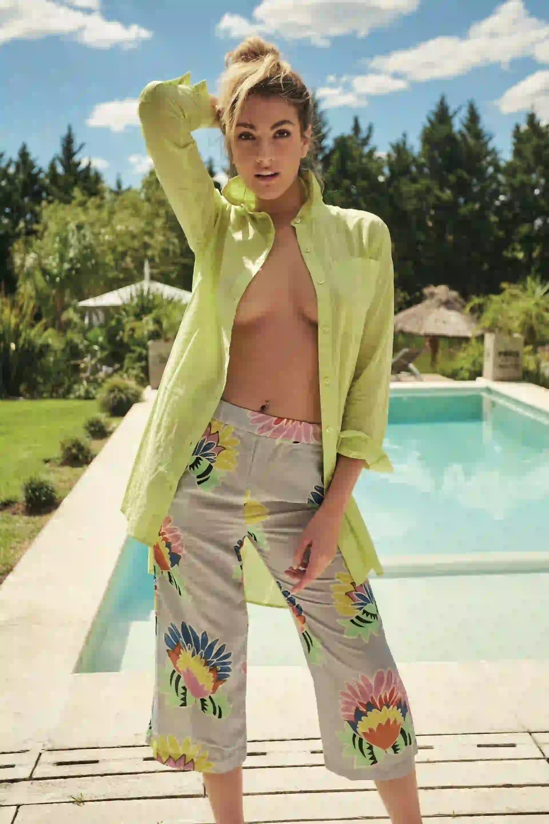 Camisa larga y pantacourt de lino con estampa de flores (Jazmín Chebar). Foto: Marcello Molinari/ Para Ti 