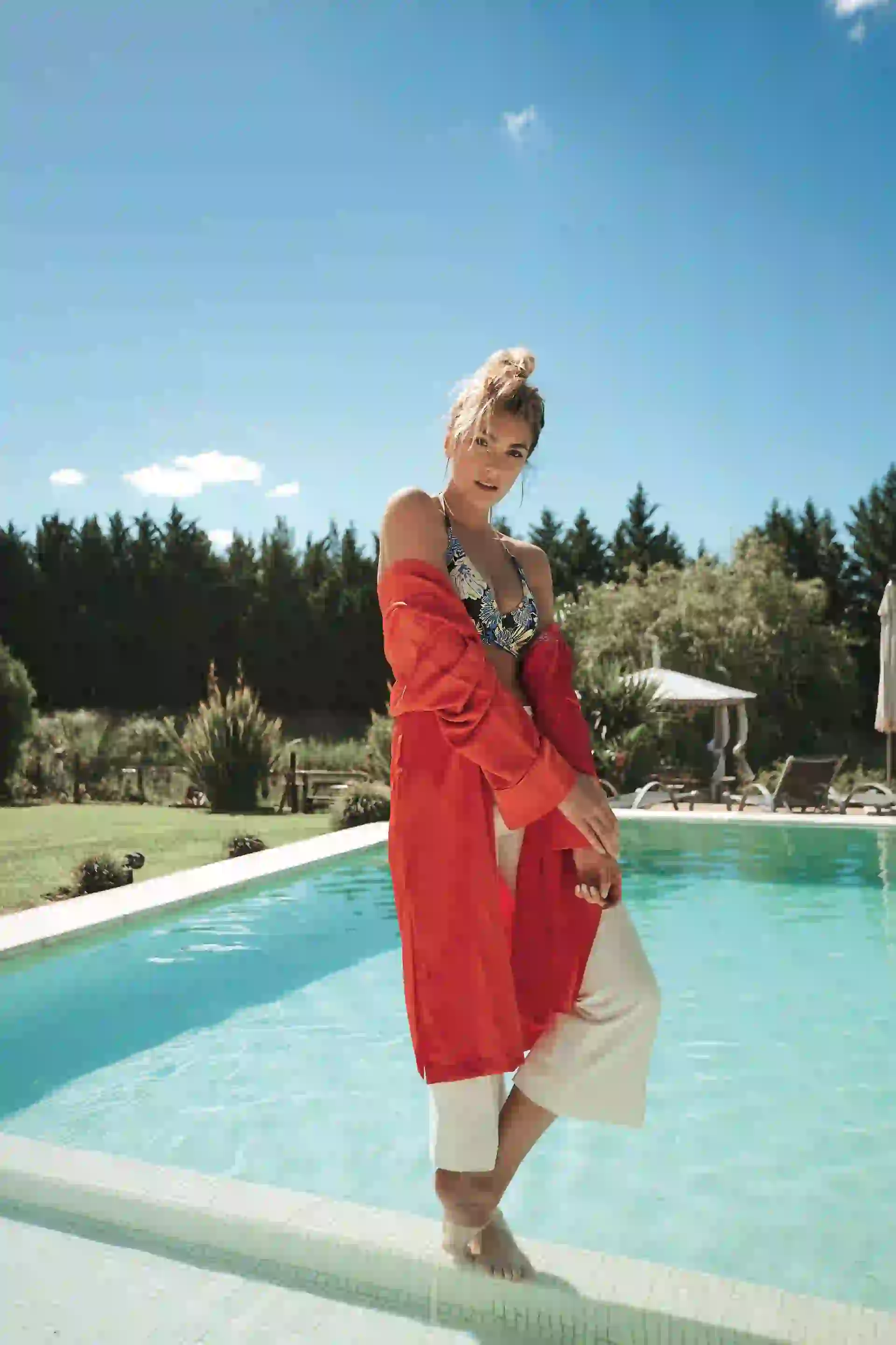 Kimono de seda bordado ($ 1.748, Ayres), bikini estampada y pantacourt de cintura alta ($ 1.200 y $ 1.900, Vitamina). Foto: Marcello Molinari/ Para Ti 