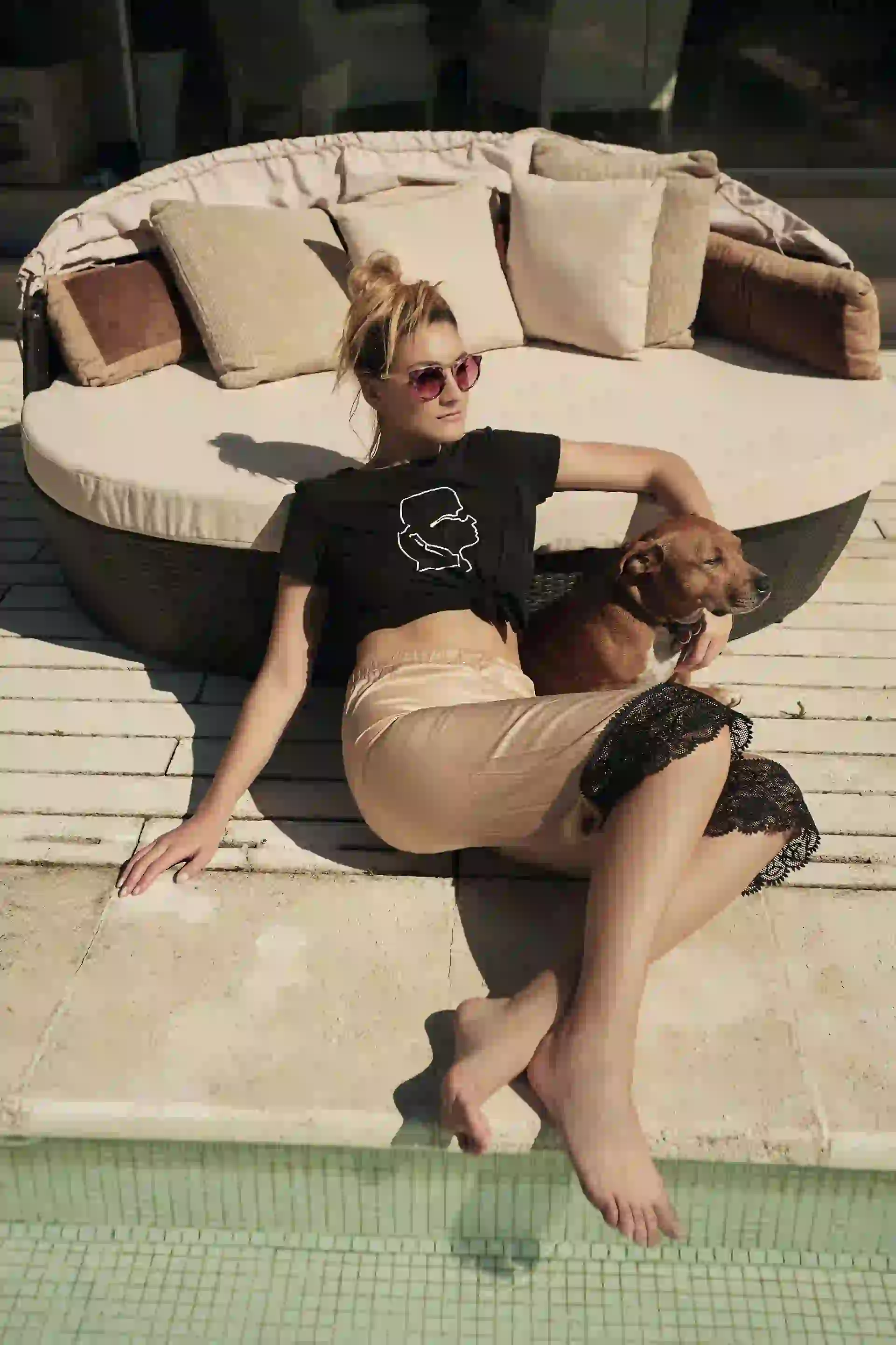 Remera de algodón (Karl Lagerfeld para Falabella) y pantalón de seda con encaje ($ 1.330, Kosiuko). 