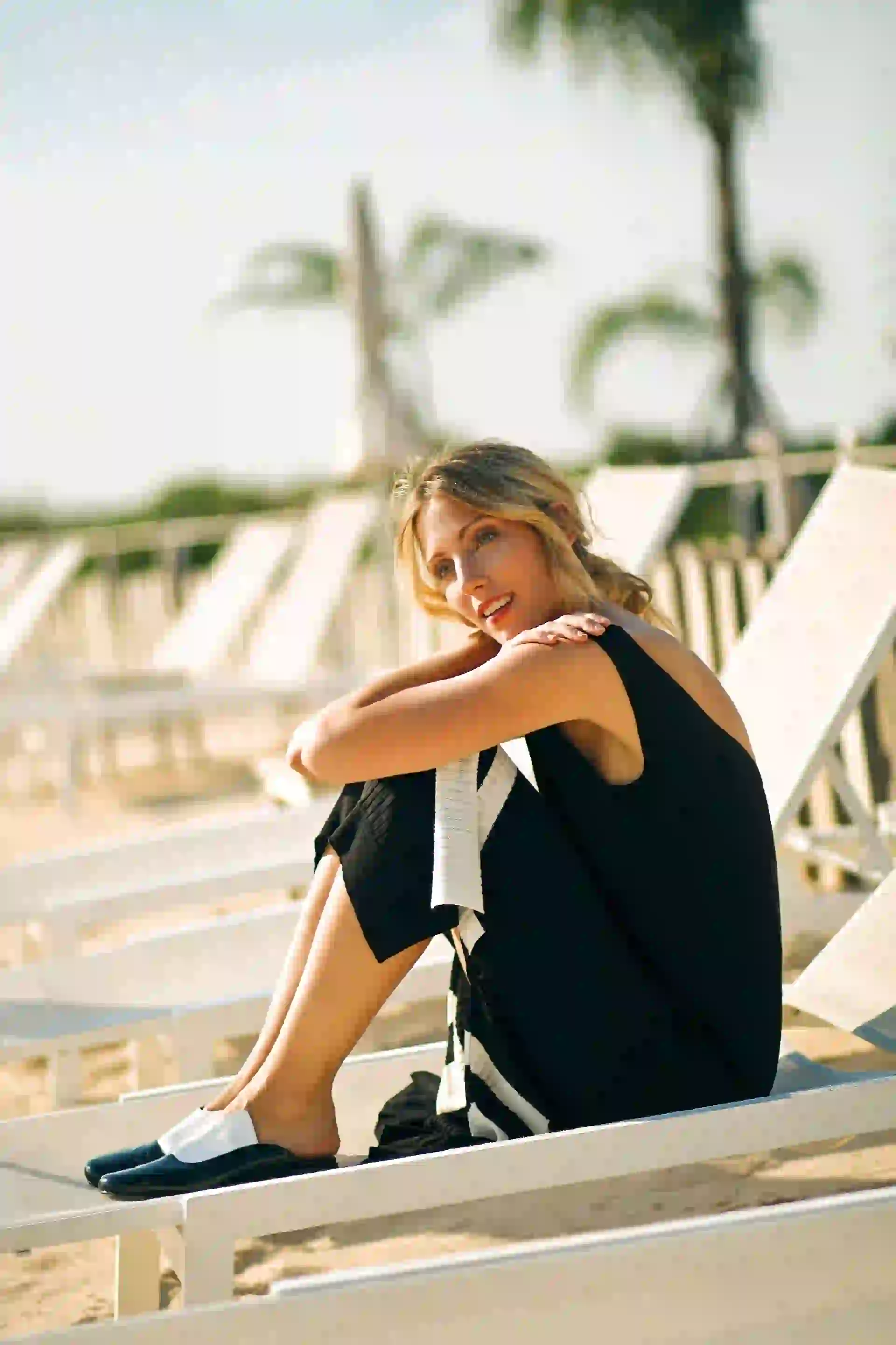 Vestido largo con rayas blancas ($ 644, Desiderata) y mules de cuero bicolor ($ 887, Donné). Foto: Sebastián Cid/ Para Ti