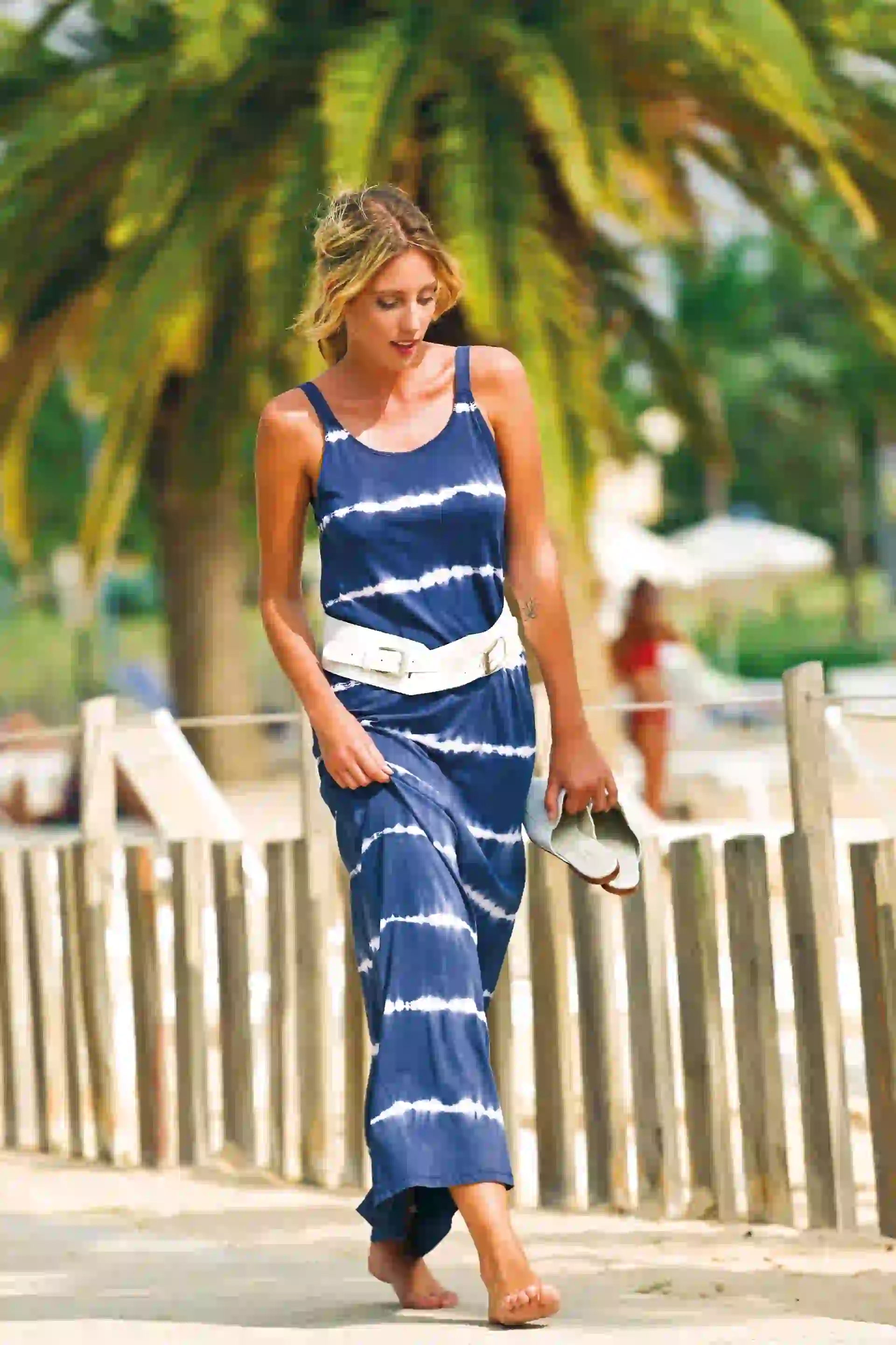 Vestido batik ($ 1.800, Vero Alfie), cinturón ancho de cuero ($ 1.400, Vitamina) y mules de cuero ($ 2.650, a pie). Foto: Sebastián Cid/ Para Ti