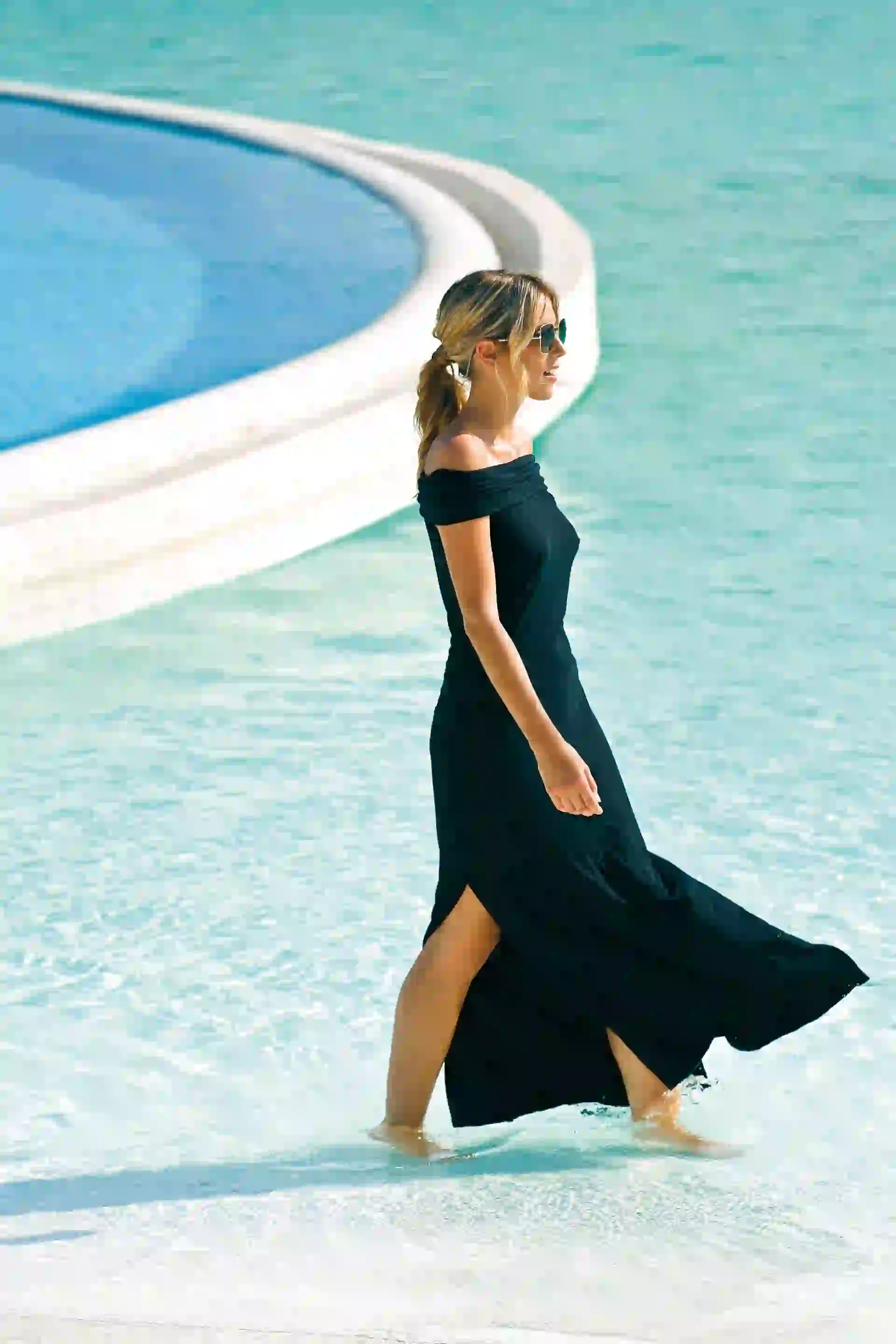 Vestido off the shoulders con tajos ($ 909, Melocotón) y anteojos de sol (desde $ 2.599, PR Design). Foto: Sebastián Cid/ Para Ti