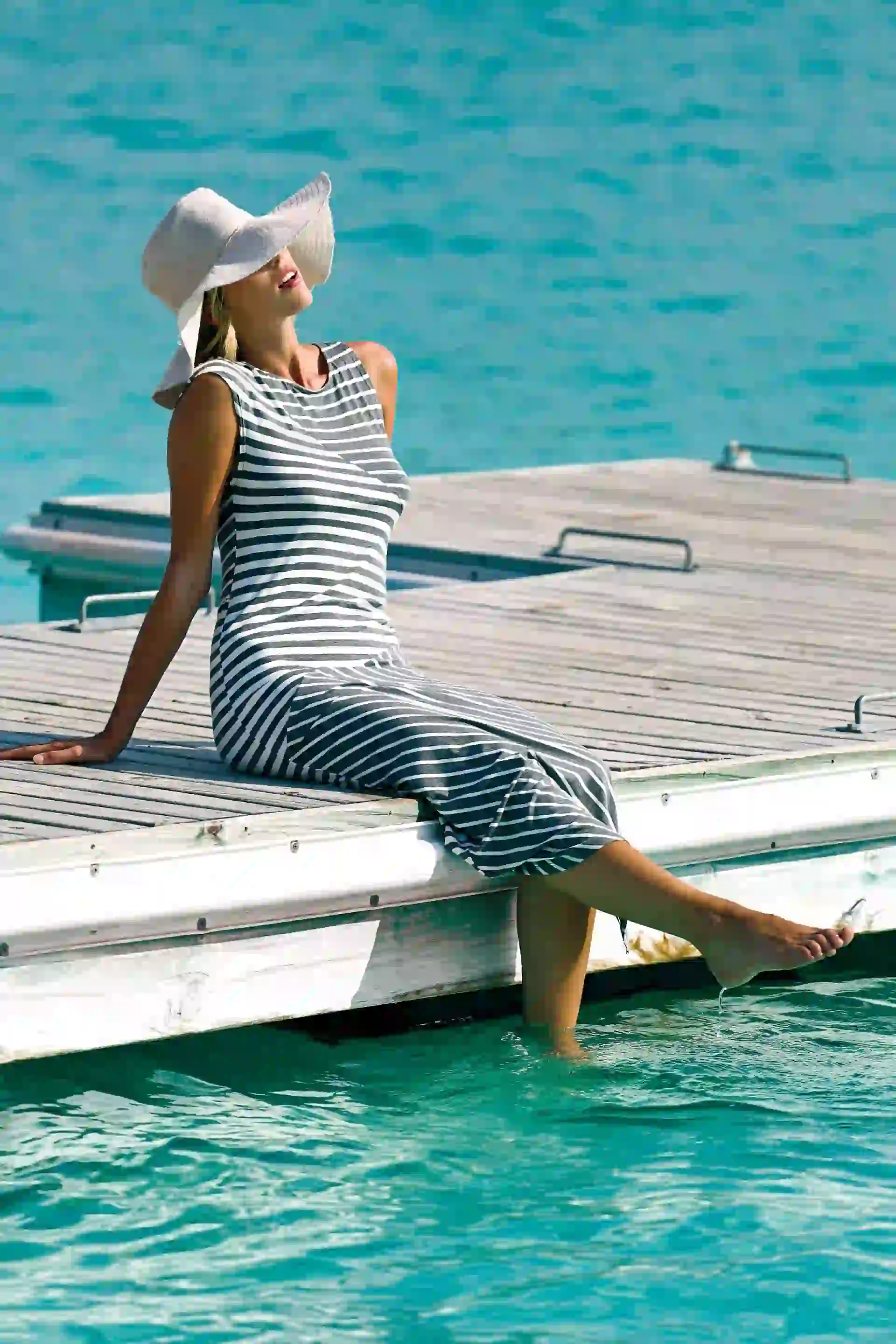 Vestido con rayas a contratono y capelina de lino ($ 1.900 y $ 1.100, Vitamina). Foto: Sebastián Cid/ Para Ti