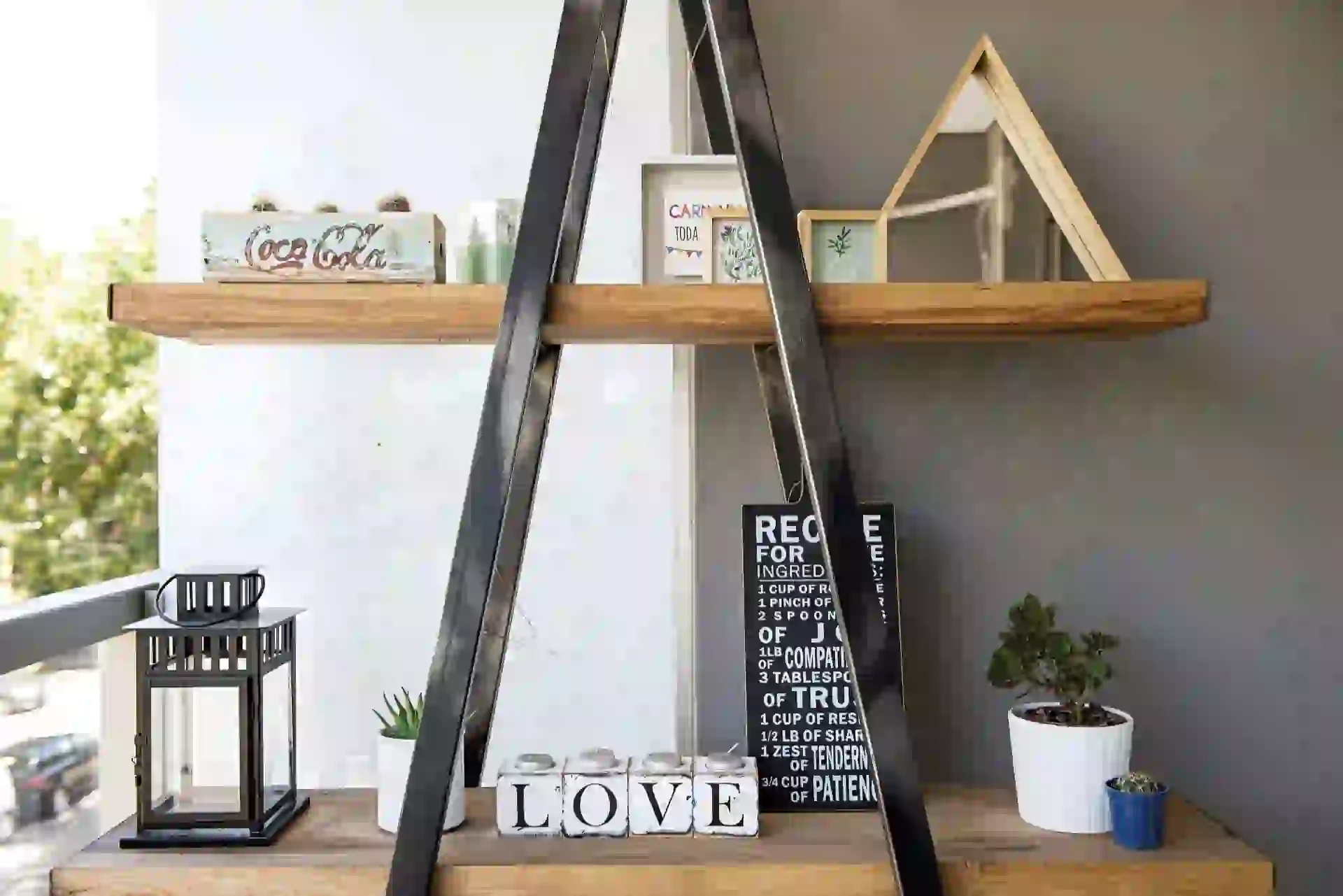 Hace un año, Stephie se mudó a este departamento porteño junto a su exnovio, Grego Rosello. Luego de la separación, ella lo convirtió en un búnker de soltera lleno de detalles: cuadritos con frases motivacionales, velas, plantas, plumas, brillos y mucho rosa.