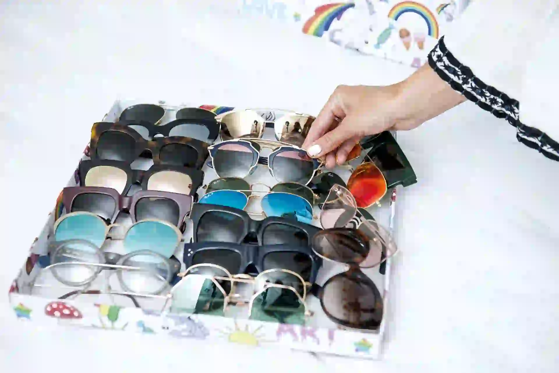 El universo Demner es todo lo que una chica soltera quiere tener: más de 400 pares de zapatos (“algunos los tengo en la casa de mis papás porque no me entran”, aclara), es fanática de los anteojos de sol y colecciona vasos XL que trae de sus viajes por el mundo. Además, cada vez que abre la puerta de la heladera recuerda increíbles momentos y gente querida en distintas fotos Polaroid.