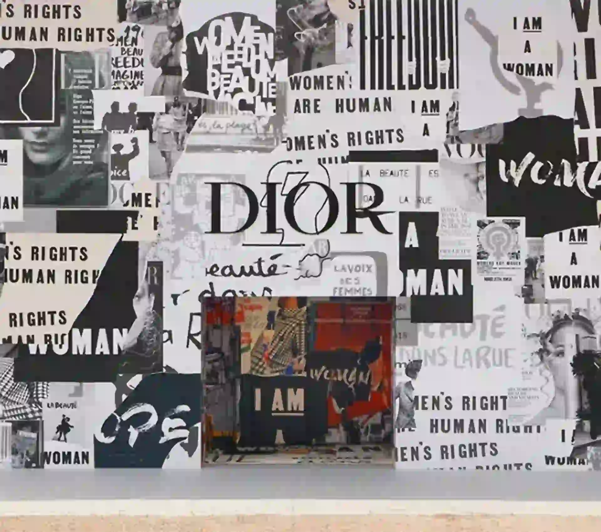 La fachada con la que se encontraban los invitados al desfile anticipaban el espíritu revolucionario del desfile de Dior.