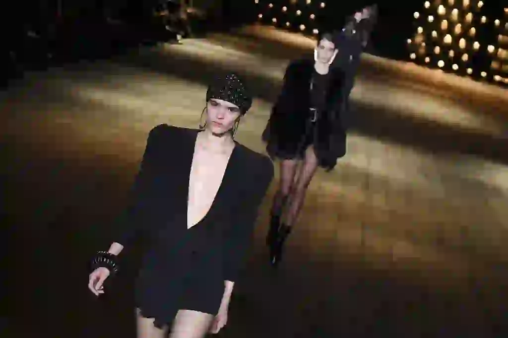 A model presents a creation for Saint Laurent during the 2018/2019 fall/winter collection fashion show on February 27, 2018 in Paris. / AFP PHOTO / ALAIN JOCARD