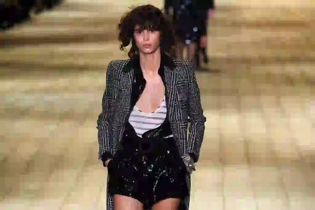 A model presents a creation for Saint Laurent during the 2018/2019 fall/winter collection fashion show on February 27, 2018 in Paris. / AFP PHOTO / ALAIN JOCARD