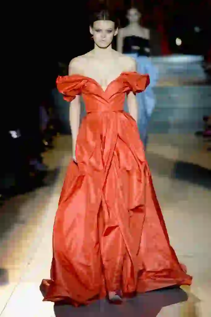 La última colección de Carolina Herrera, los vestidos otra vez en el centro de la escena