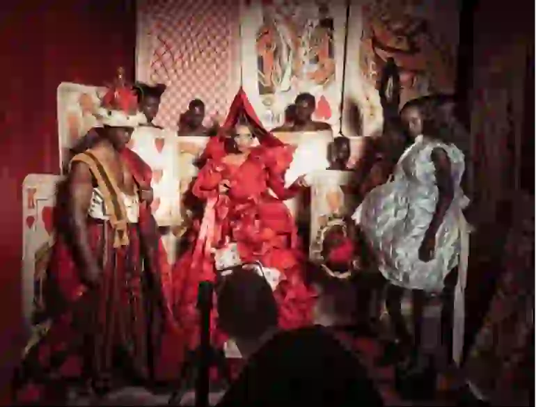 Djimon Hounsou , RuPaul Charles y la modelo Duckie Thot recreando la historia de fantasía