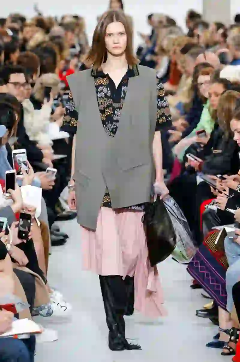 La bolsa trasparente de plástico con el logo de la firma Céline en negro está a la venta por 590 dólares