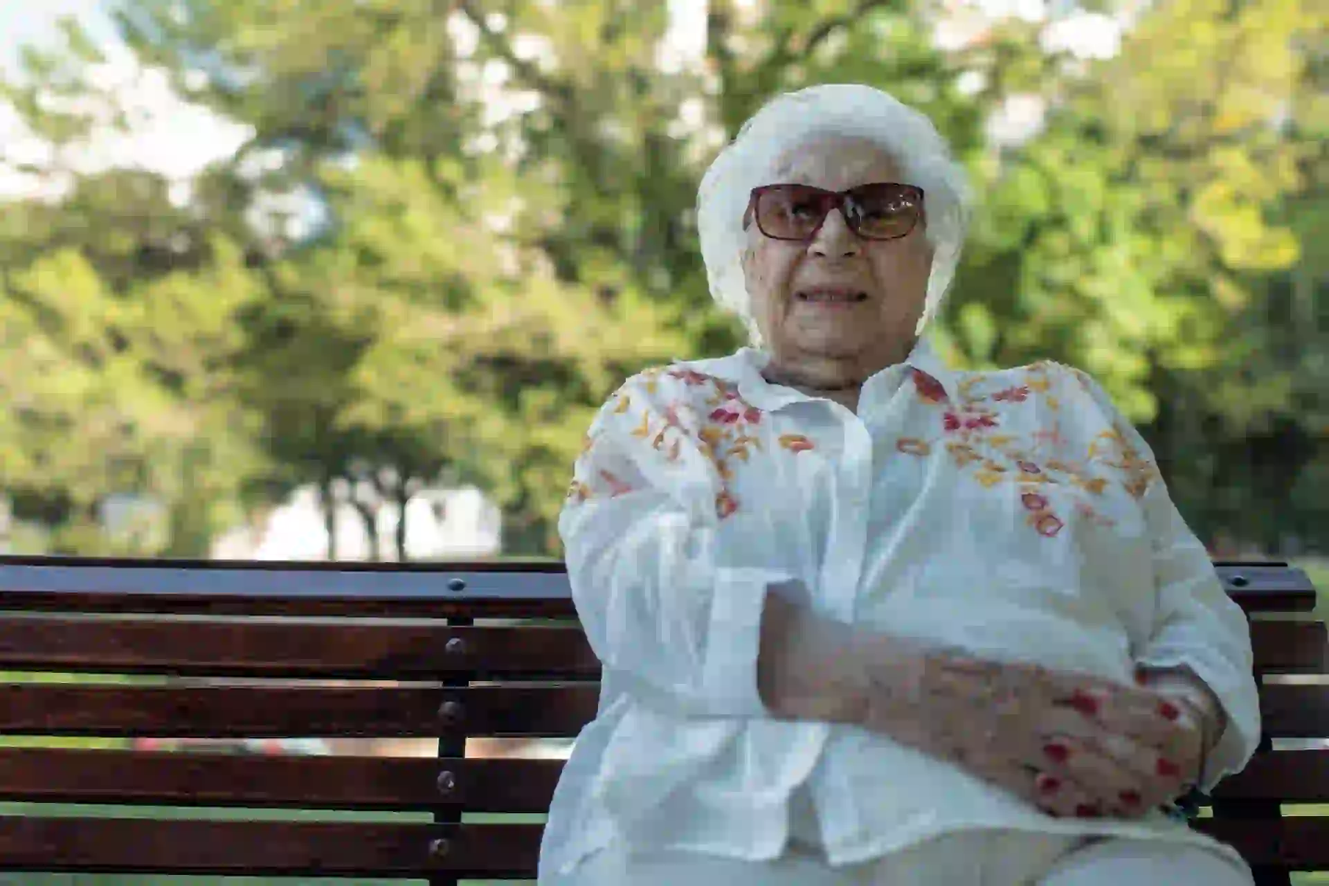 # PARA TI - 104 AÑOS - SENTADA EN LA PLAZA - AI - 20180302