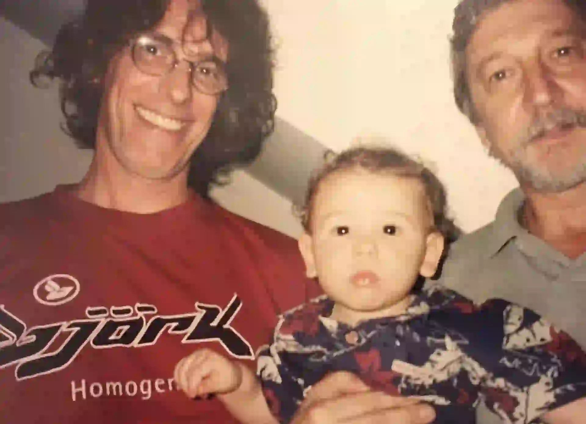 Su abuelo, el Flaco Spinetta, murió cuando Angelo tenía 11 años. Hoy lo recuerda como un abuelo presente y amoroso.