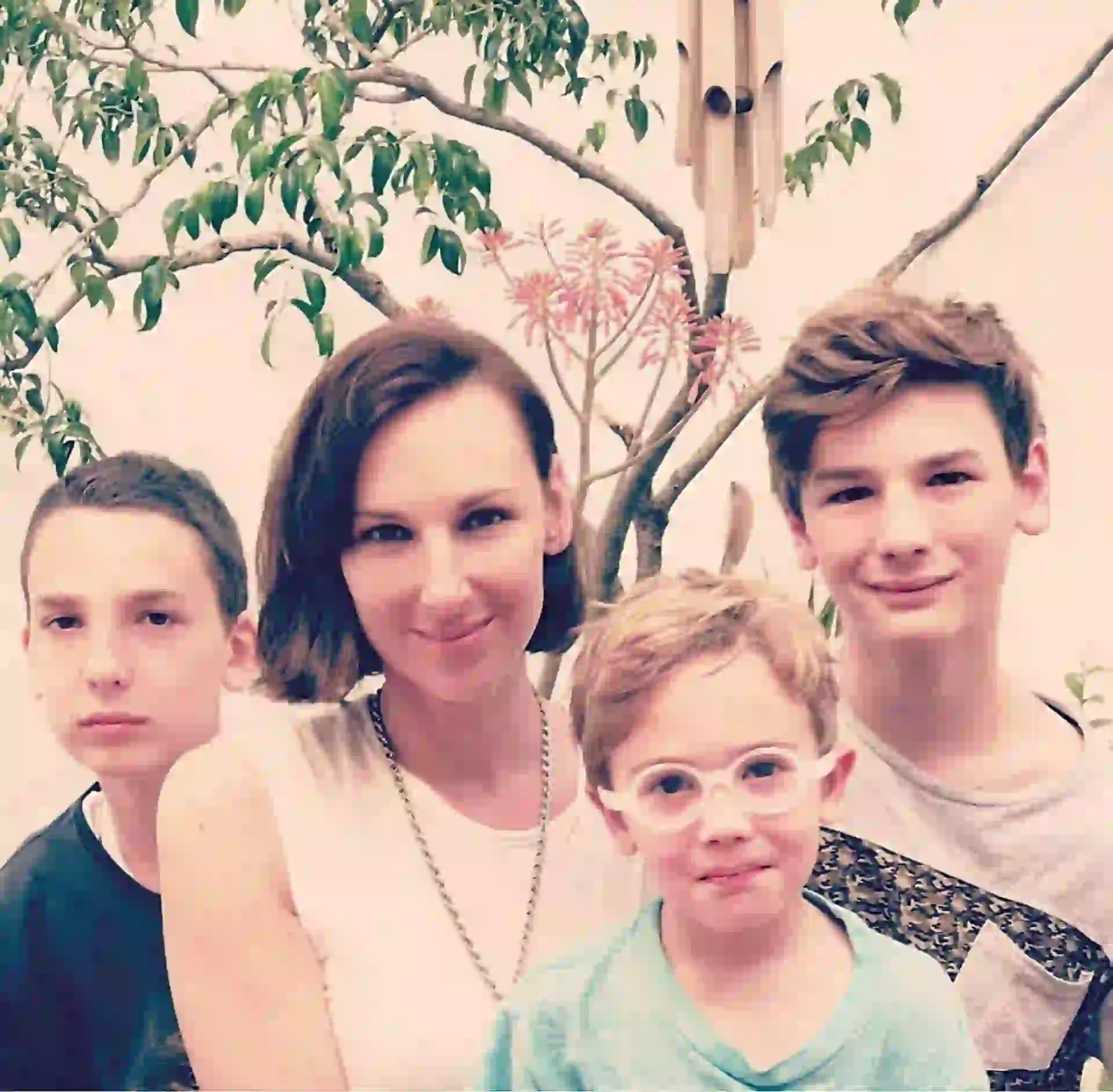 Con su mamá Catarina y sus hermanos Benicio (15) y Justino (6).