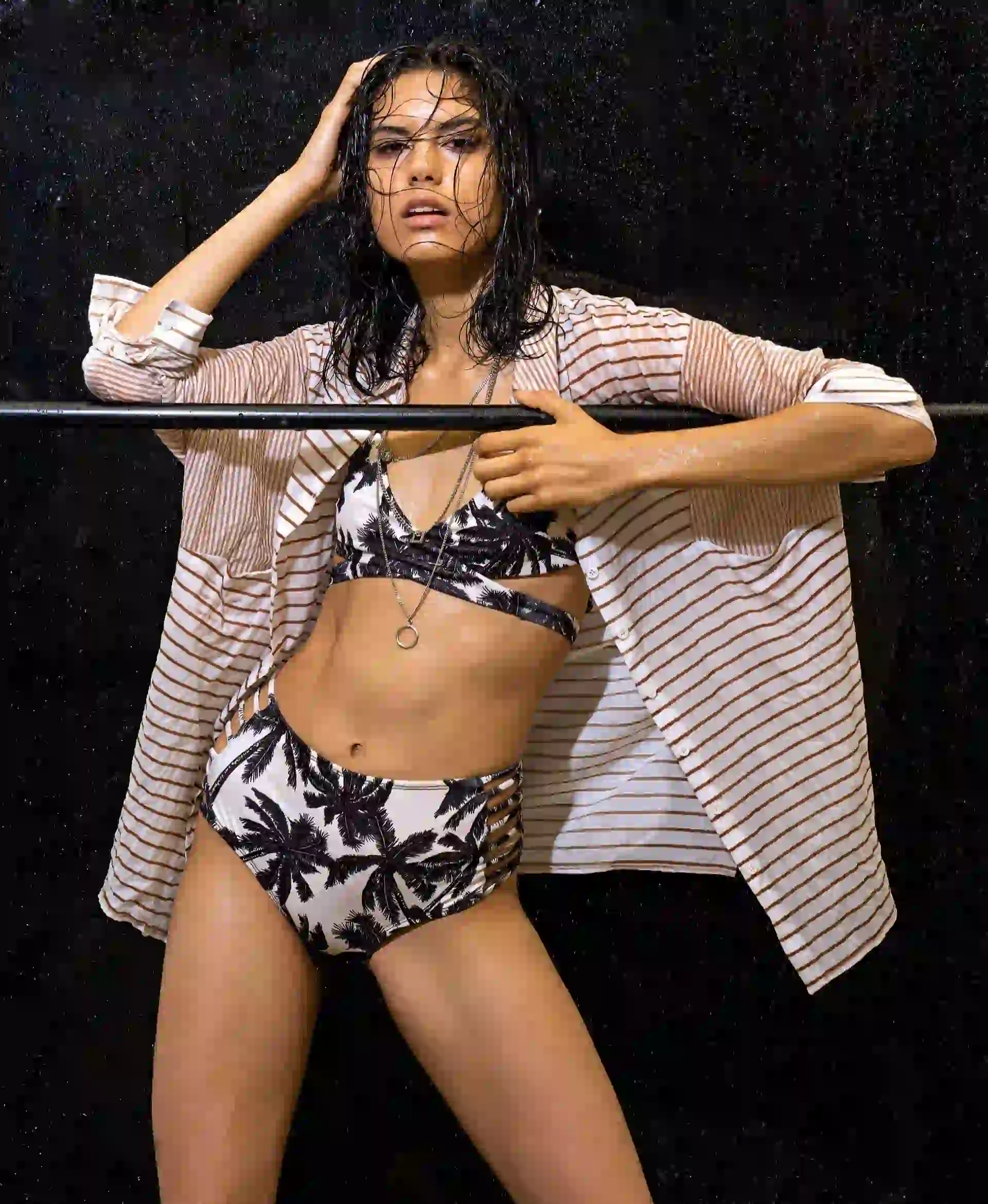 Camisa con diferentes rayas ($ 1.500, Vitamina), bikini y culotte con tiras laterales y estampa de palmeras (KWS KeyWhoss) y collar de cadenas ($ 374, La Cofradía). Foto: Juan Jauregui/ Para Ti