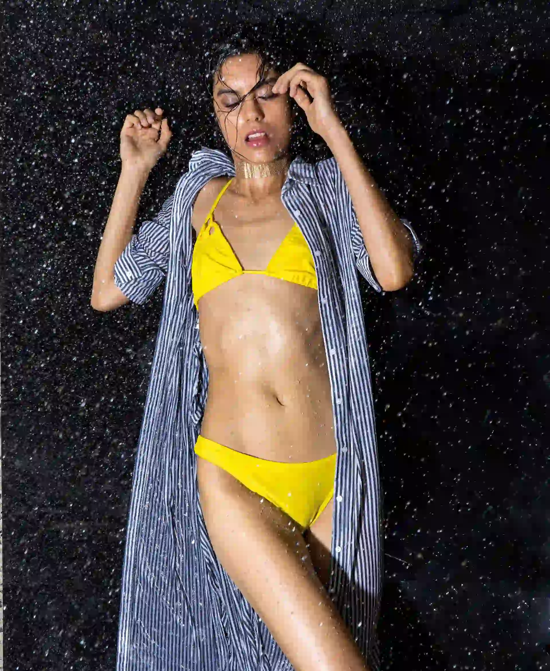 Camisa larga rayada y bikini triangular ($ 1.107 y $ 1.250, Ossira) y choker de malla metálica ($ 350, Vitamina).