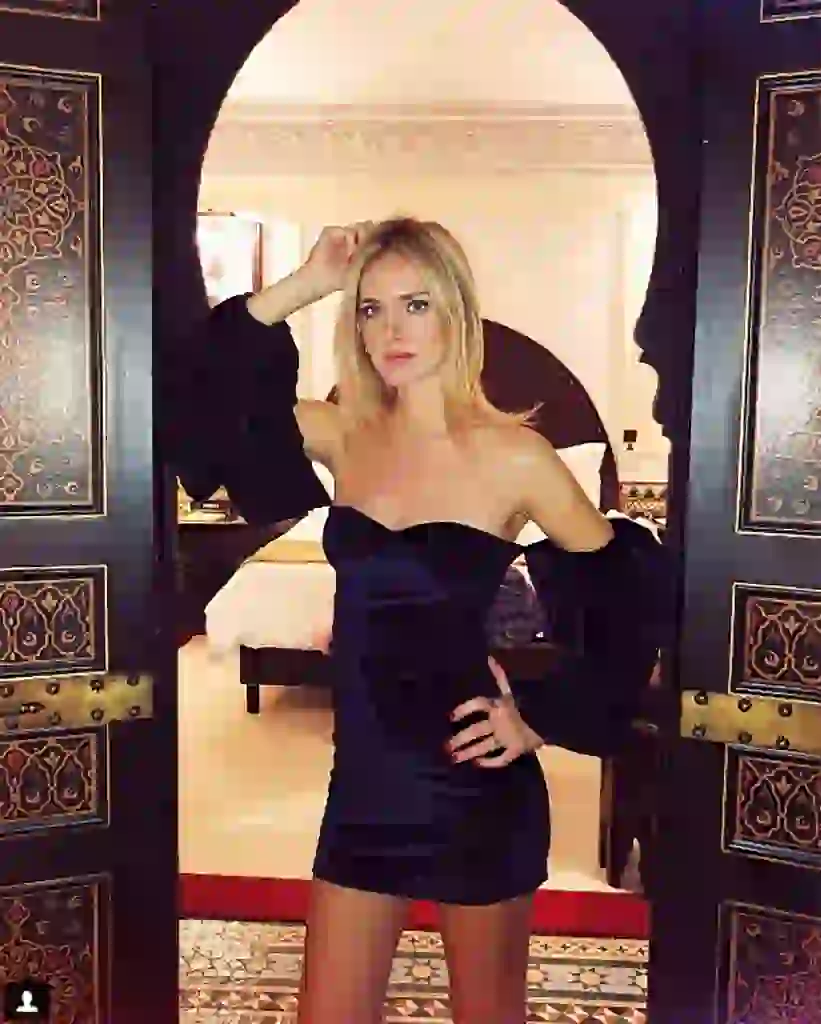 Chiara Ferragni con un look audaz mostrando su pancita de seis meses