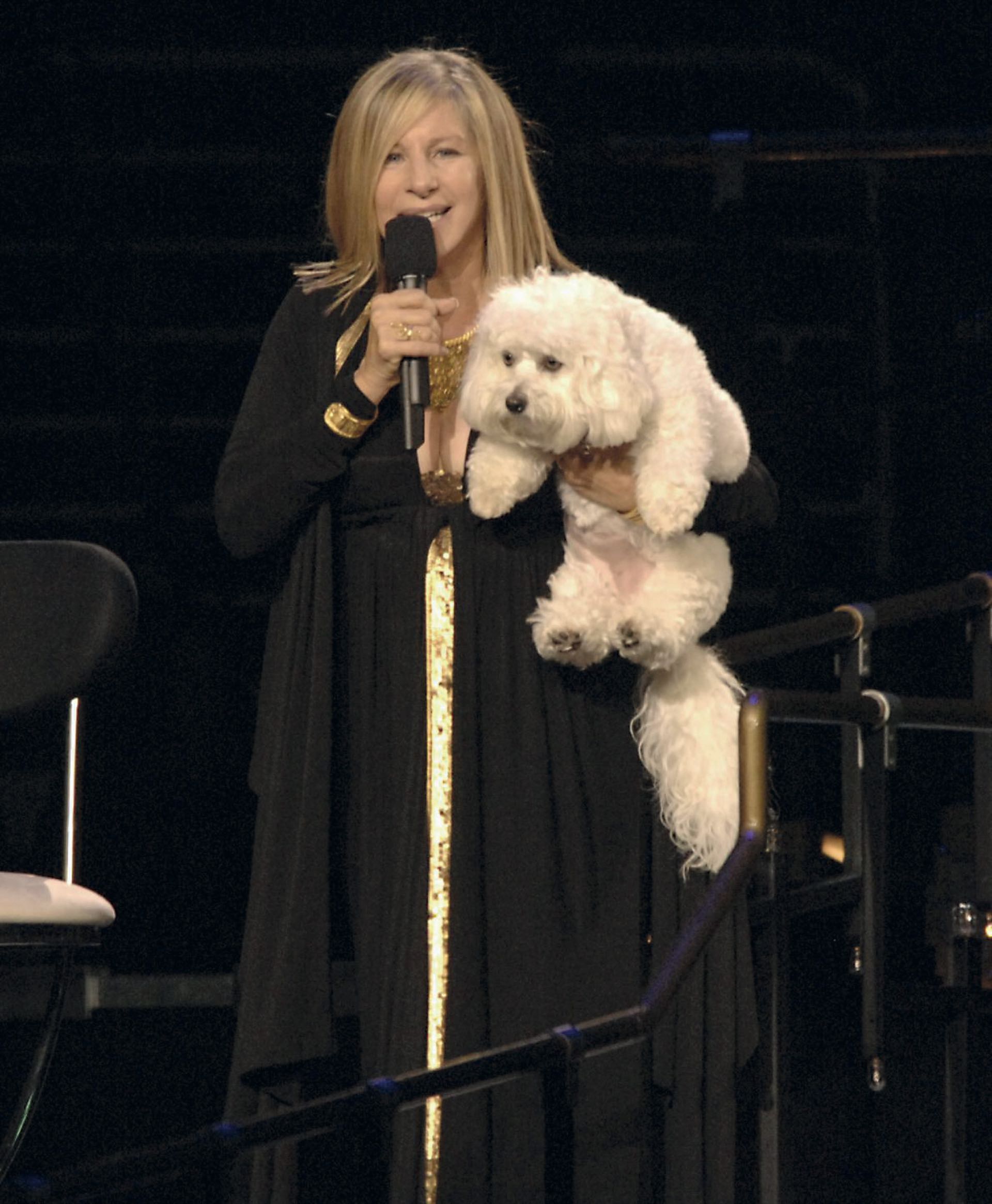 Barbra Streisand con su perra Samantha.