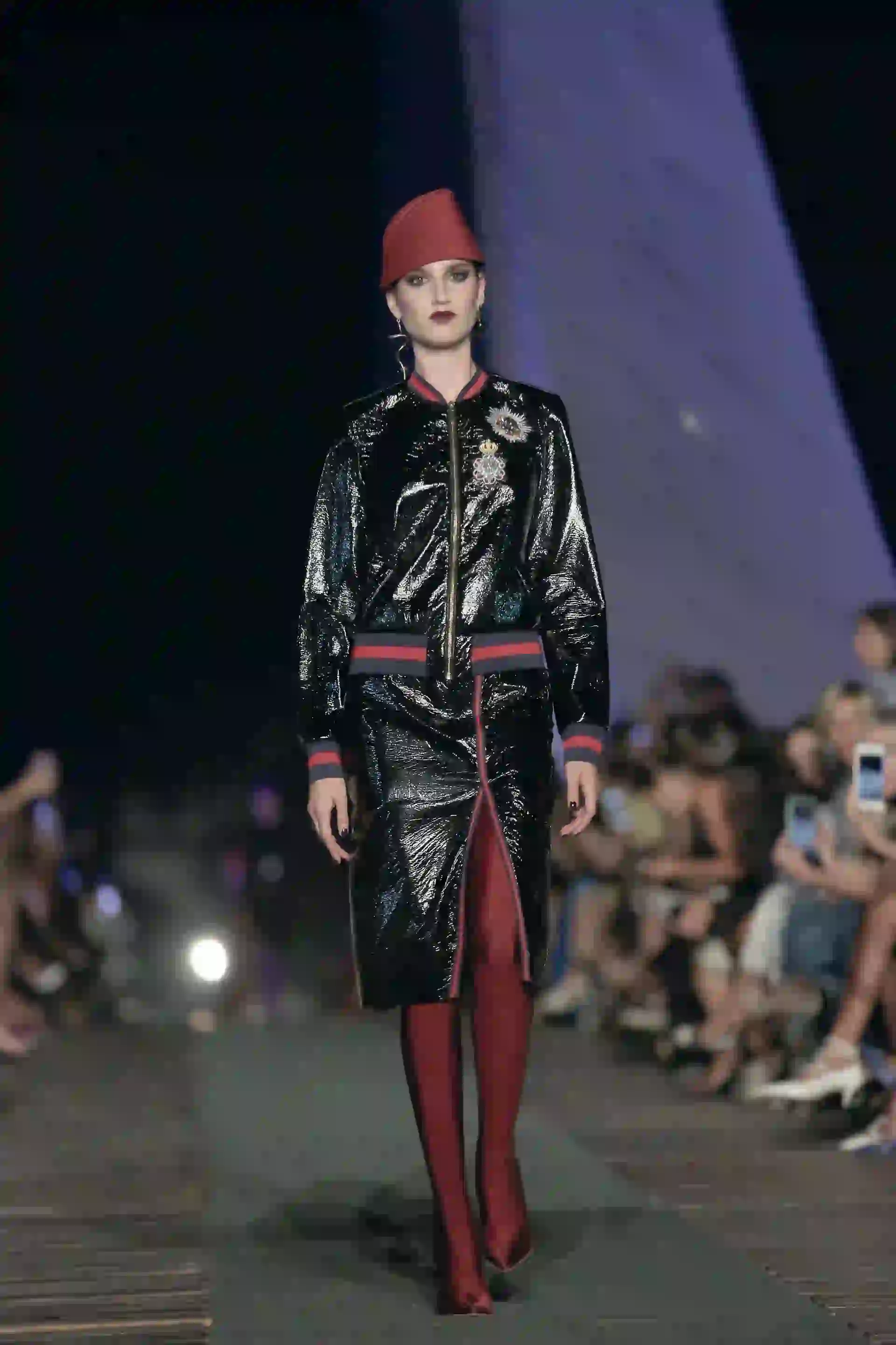 La paleta cromática fue muy variada. Todas las modelos desfilaron con medias de colores y casquetes.