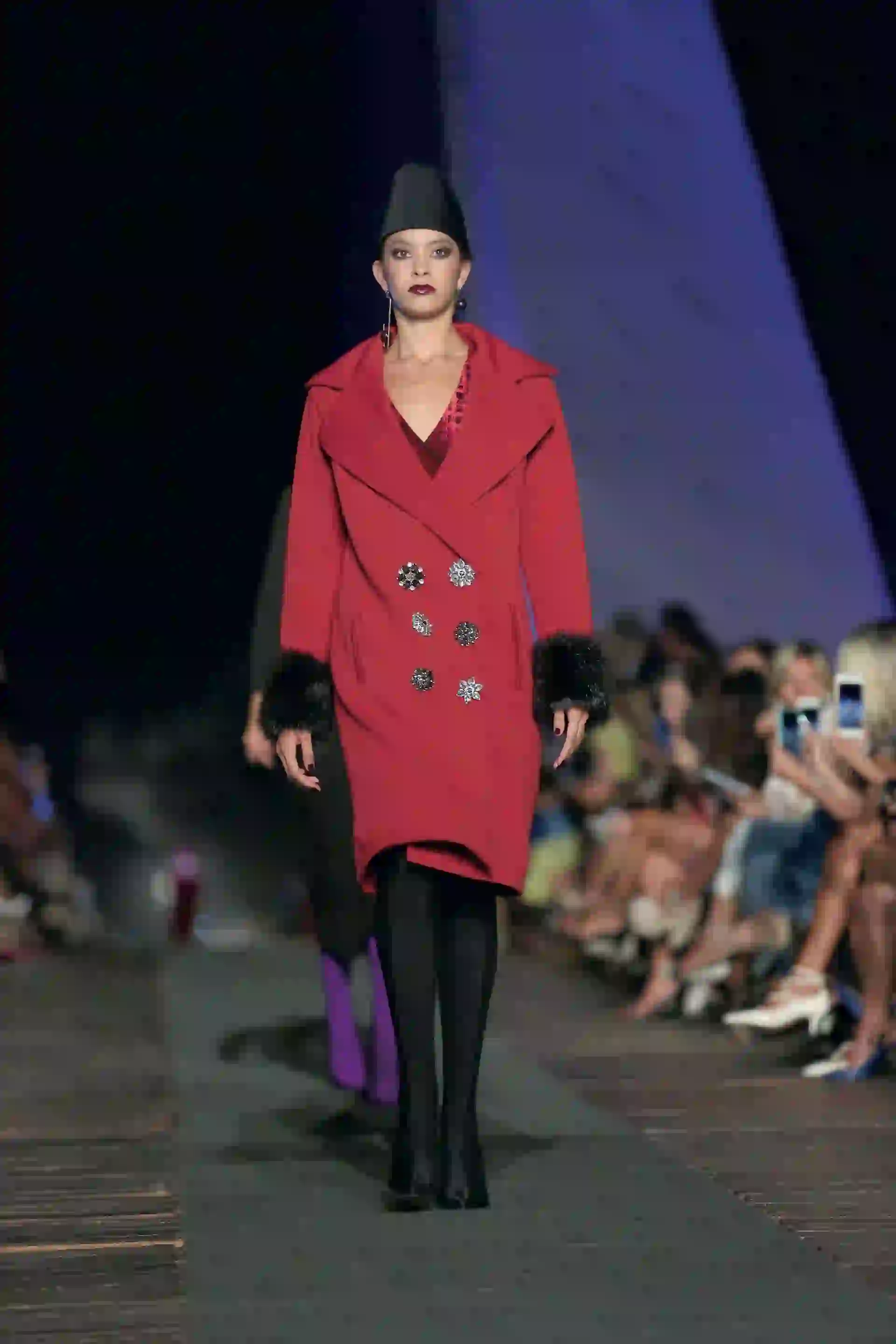 Aparecieron tapados amplios, vestidos largos y otros midi con faldas voluminosas y transparentes.