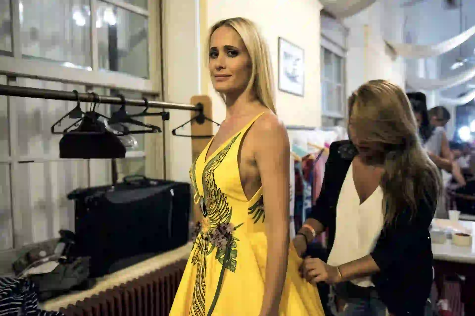  3. Julieta Prandi en las buenas manos de Paola Reyes Andaur, productora de la presentación de Para Ti.