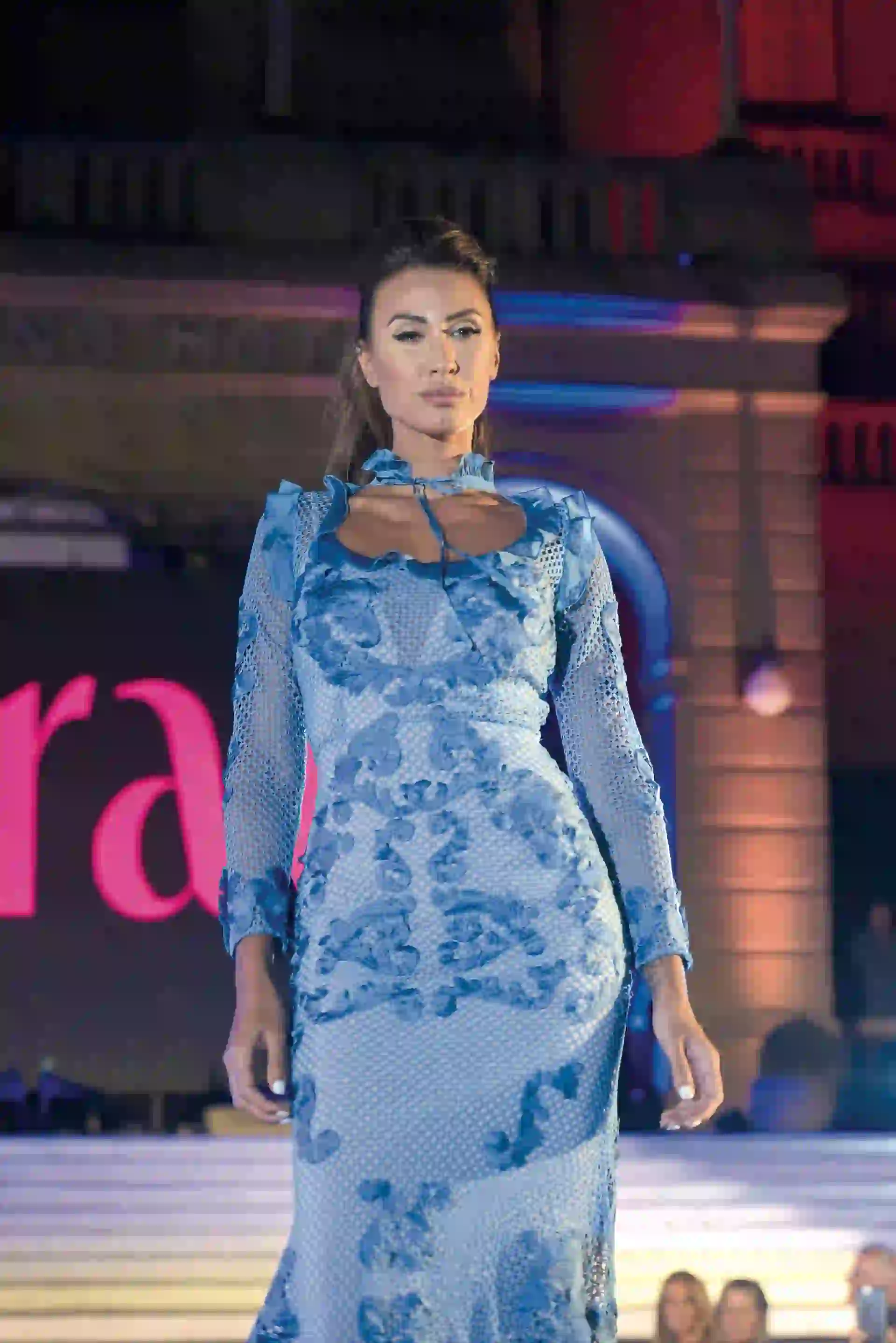 Encaje, bordados y transparencias en celeste China by Natalia Antolín.