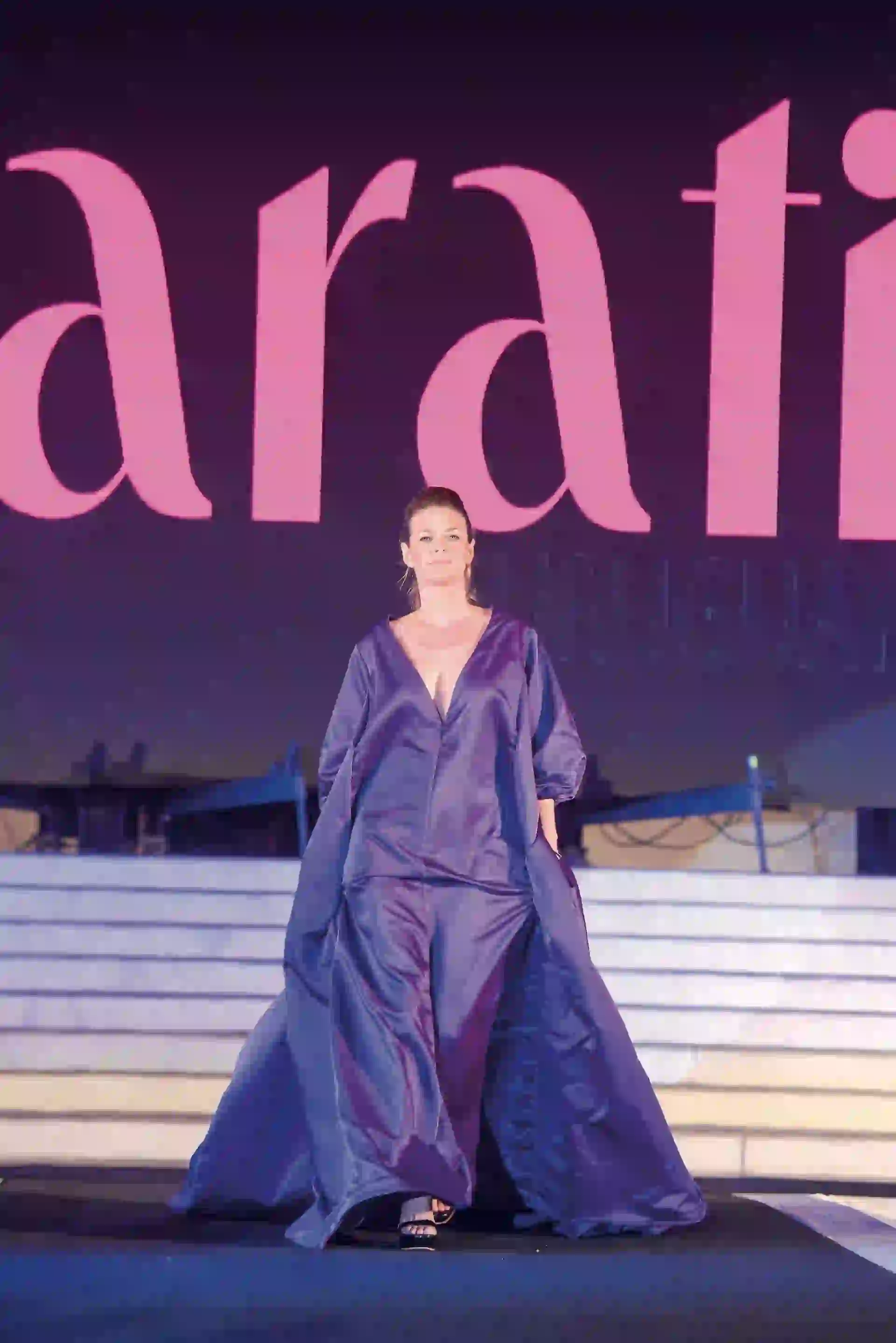 Elegancia en violeta by Adrian Brown.