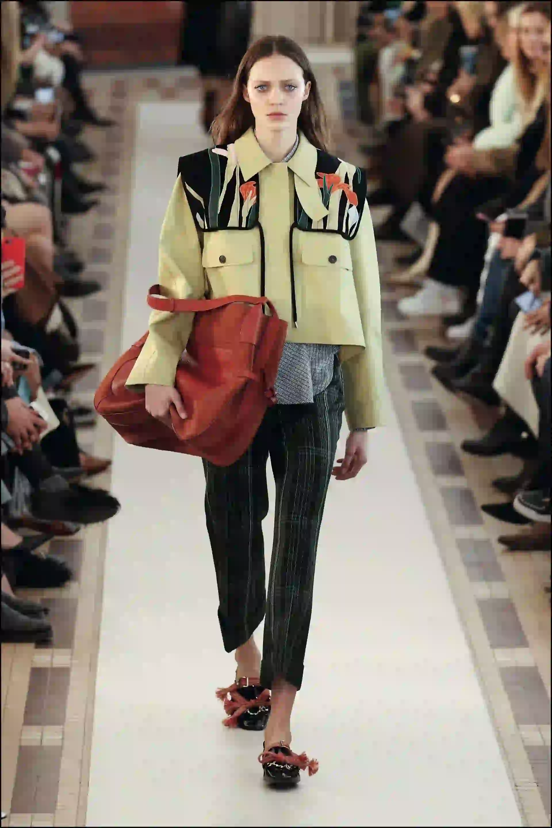 Hubo  una selección de ropa de abrigo de gran tamaño como sacada del placard masculino.